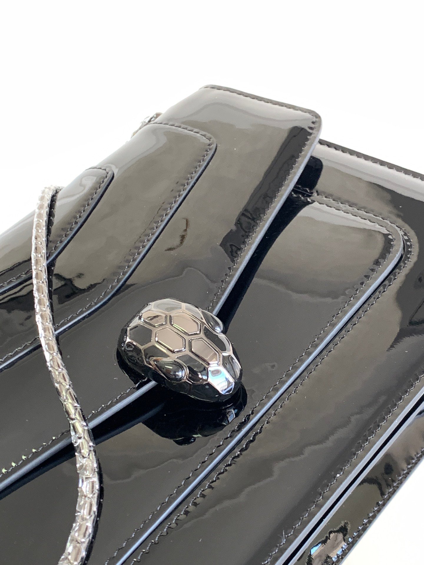 BVLGARI Serpenti Forever Glossy Calfskin Shoulder Bag 25cm Multi-Compartment Chain Bag with Snakehead Closure BVLGARI Serpenti Forever Glossy Calfskin Shoulder Bag 25cm Multi-Compartment Chain Bag with Snakehead Closure