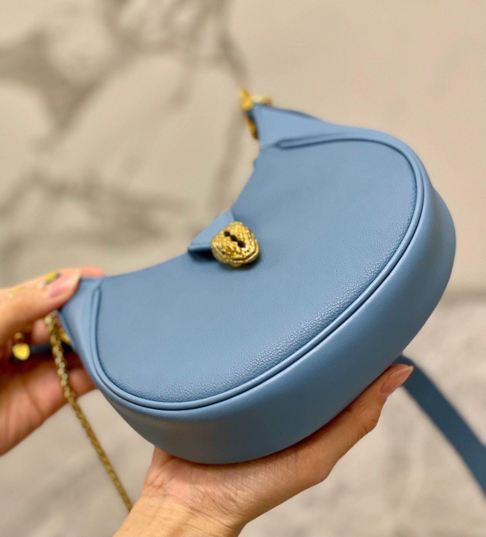 BVLGARI Serpenti Ellipse Small Crossbody Bag 20cm Calf Leather Crescent Hobo Shoulder Bag with Snakehead Closure BVLGARI Serpenti Ellipse Small Crossbody Bag 20cm Calf Leather Crescent Hobo Shoulder Bag with Snakehead Closure