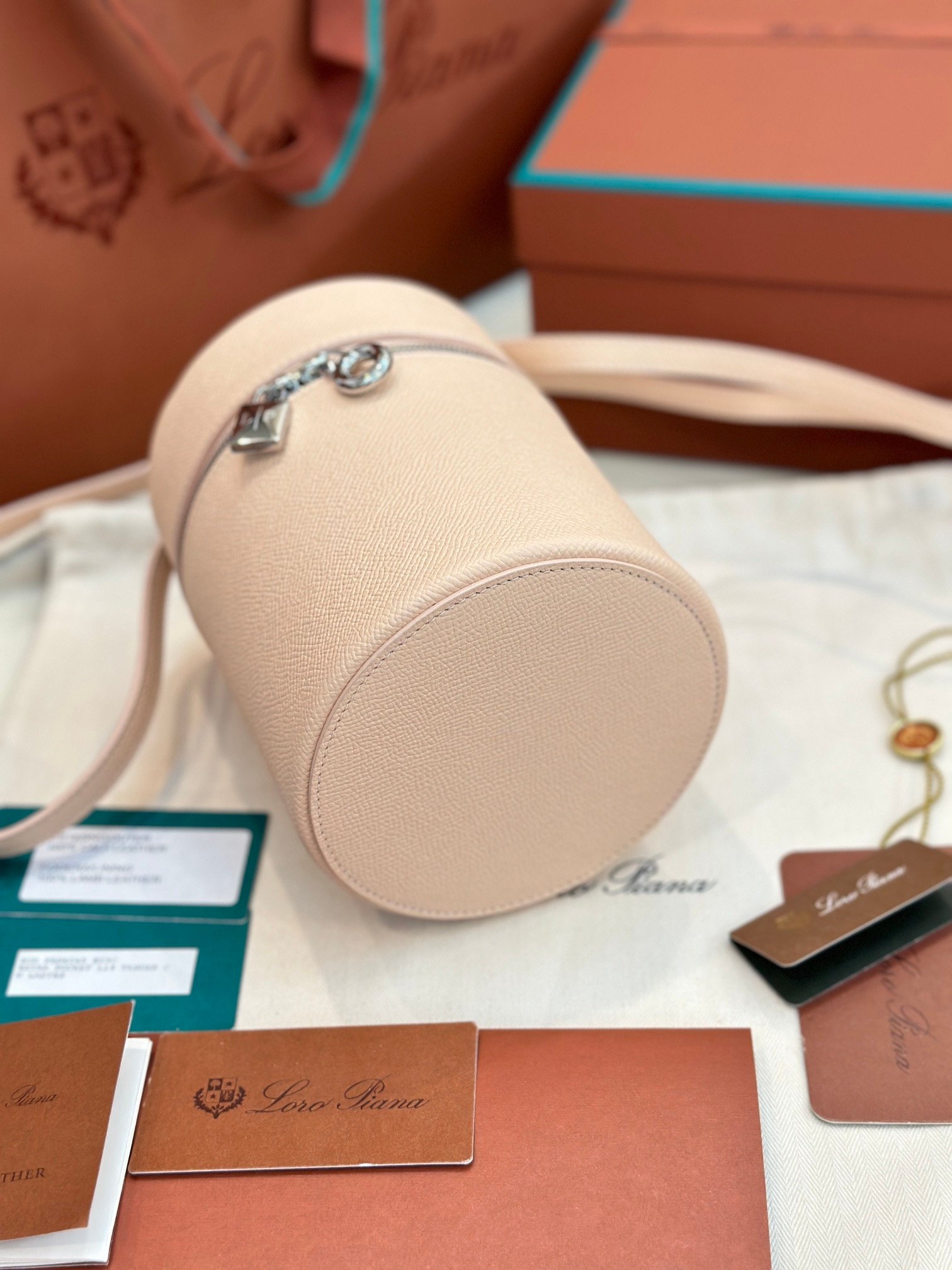 Loro Piana Extracase Cylinder Bag 12x12x16cm Calfskin Crossbody Bucket Bag for Women Handbag with Suede Lining Loro Piana Extracase Cylinder Bag 12x12x16cm Calfskin Crossbody Bucket Bag for Women Handbag with Suede Lining