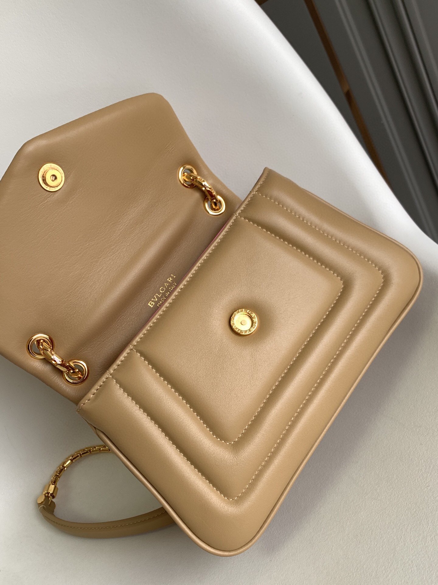BVLGARI Serpenti Reverse Small Shoulder Bag 22.5cm Quilted Metropolitan Calf Leather Crossbody Chain Bag with Magnetic Snakehead Closure BVLGARI Serpenti Reverse Small Shoulder Bag 22.5cm Quilted Metropolitan Calf Leather Crossbody Chain Bag with Magnetic Snakehead Closure