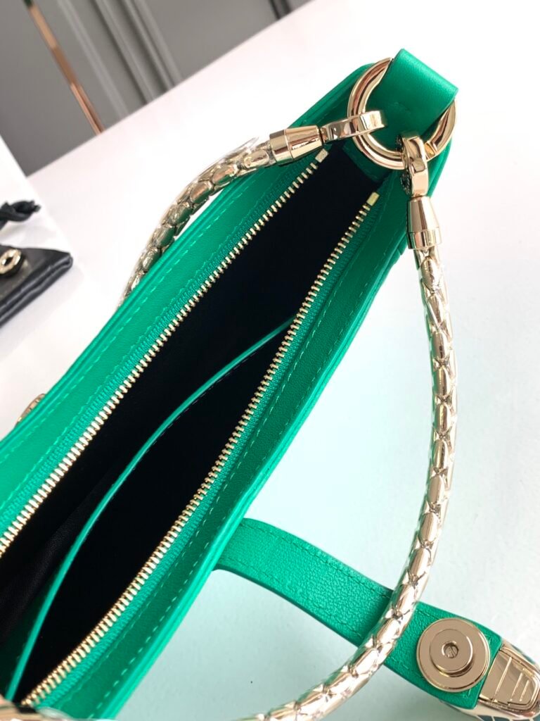 BVLGARI Serpenti Baia Small Shoulder Bag in Calf Leather Snake Head Flap Bag Fuchsia Pink &amp; Emerald Green &ndash; Image 14