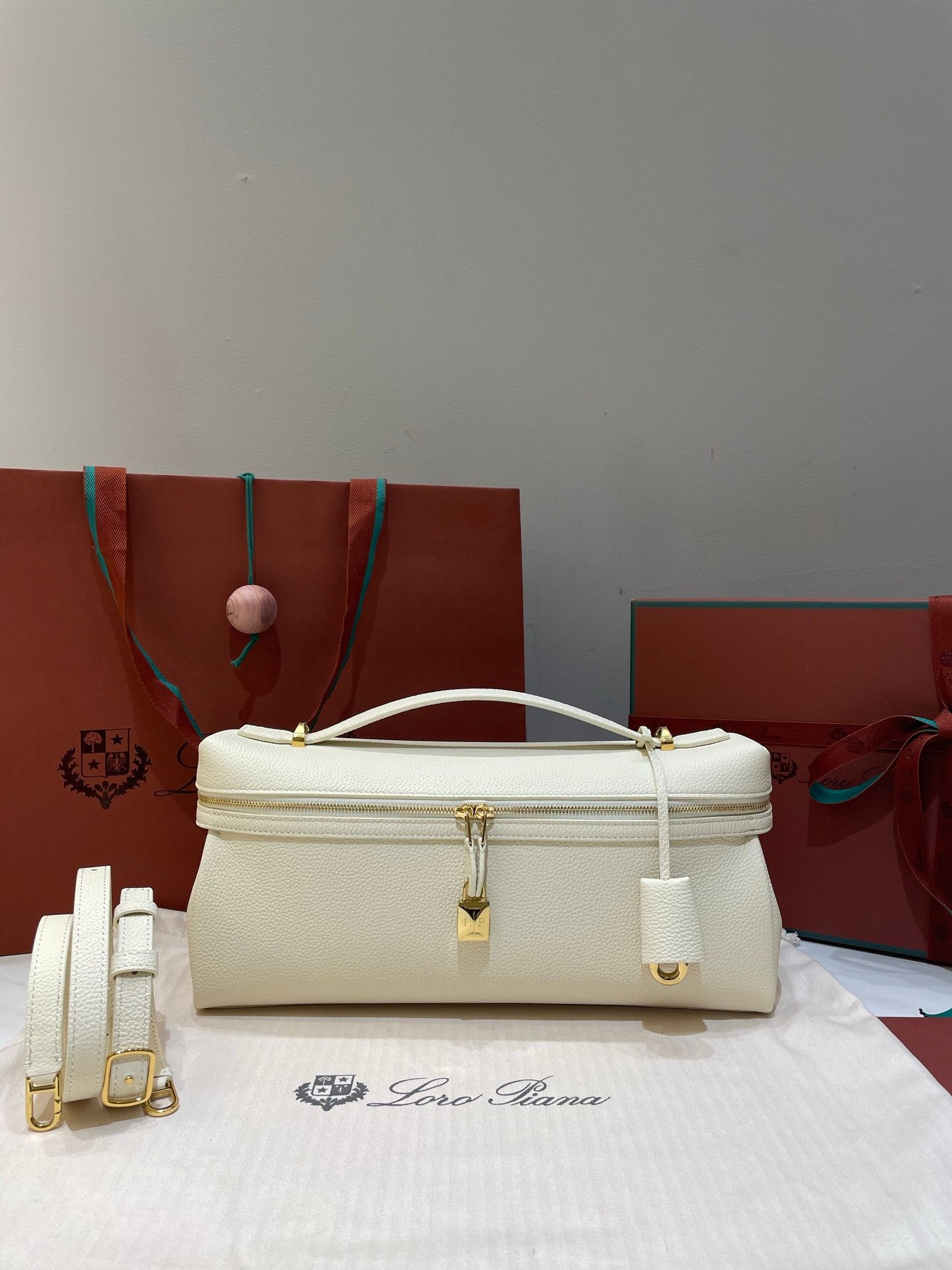 Loro Piana Extra Softy L33 Bag Quiet Luxury Fine-Grained Leather Handbag with Crossbody Strap
