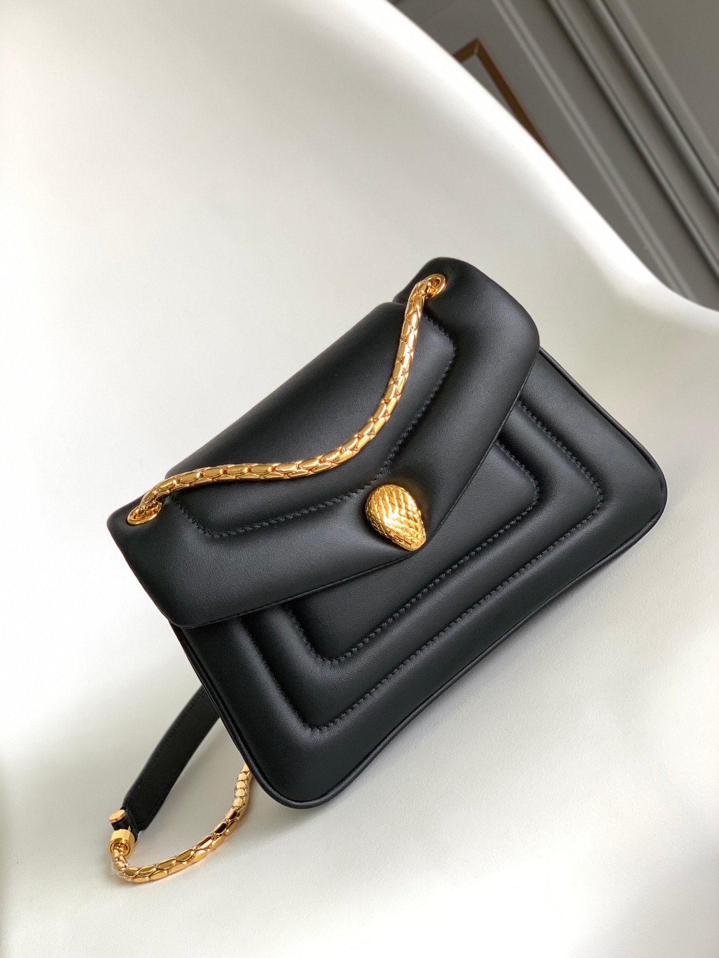 BVLGARI Serpenti Reverse Small Shoulder Bag 22.5cm Quilted Metropolitan Calf Leather Crossbody Chain Bag with Magnetic Snakehead Closure BVLGARI Serpenti Reverse Small Shoulder Bag 22.5cm Quilted Metropolitan Calf Leather Crossbody Chain Bag with Magnetic Snakehead Closure