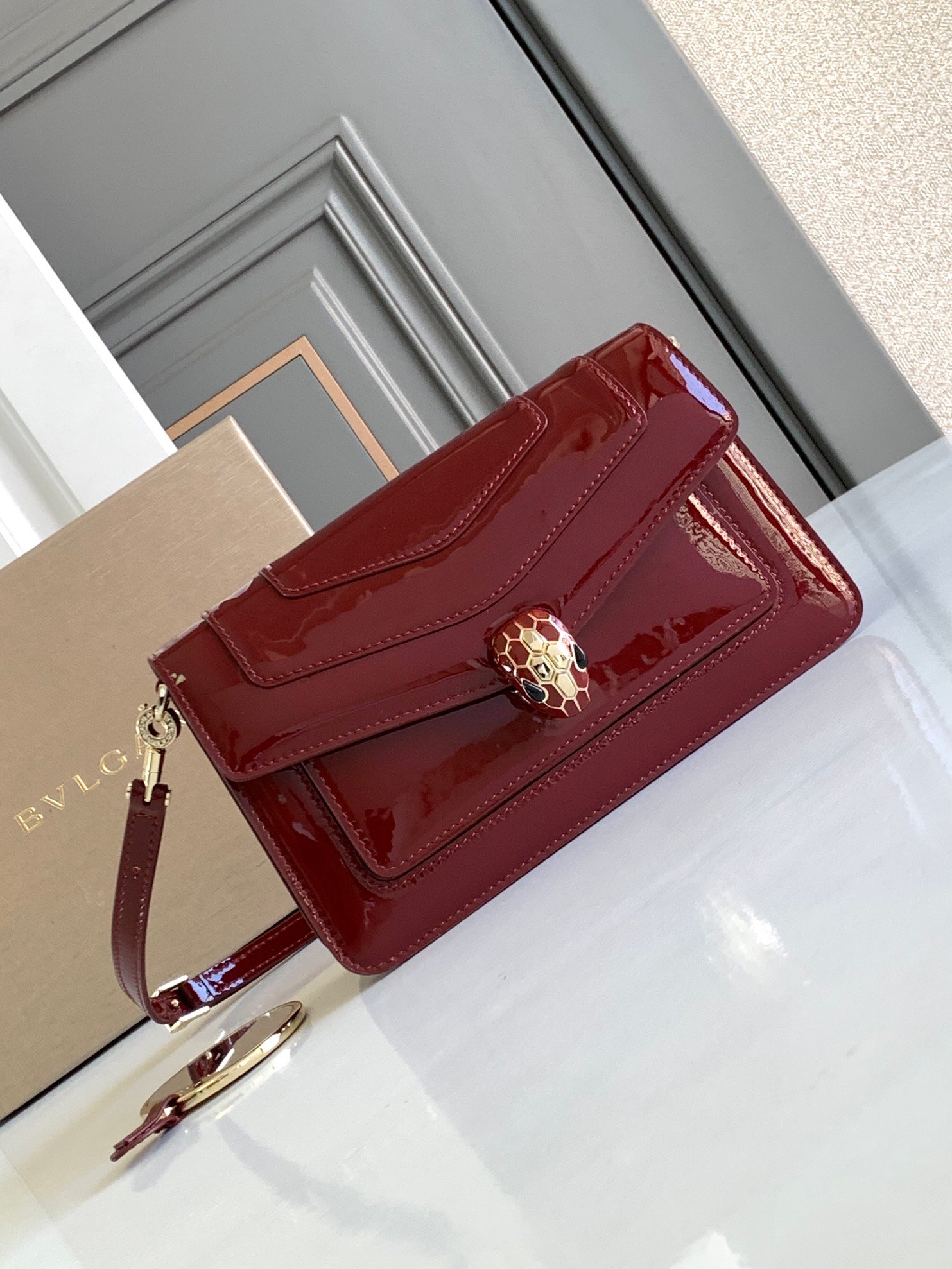 BVLGARI Serpenti Forever East-West Small Shoulder Bag 22cm Patent & Metallic Calf Leather Crossbody Handbag with Snakehead Closure BVLGARI Serpenti Forever East-West Small Shoulder Bag 22cm Patent & Metallic Calf Leather Crossbody Handbag with Snakehead Closure