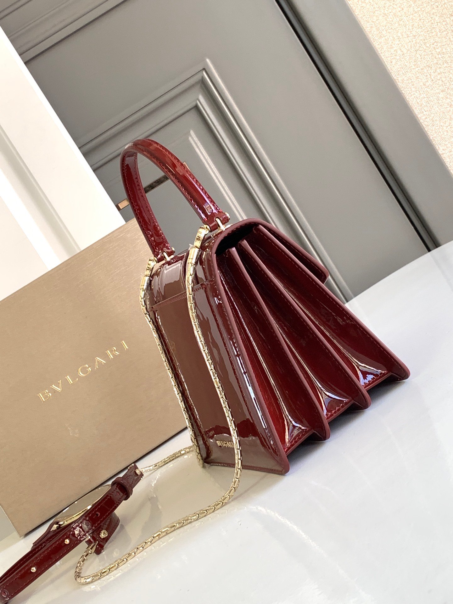 BVLGARI Serpenti Forever Glossy Calfskin Top Handle Bag 18cm Luxury Snakehead Chain Shoulder Crossbody Bag BVLGARI Serpenti Forever Glossy Calfskin Top Handle Bag 18cm Luxury Snakehead Chain Shoulder Crossbody Bag