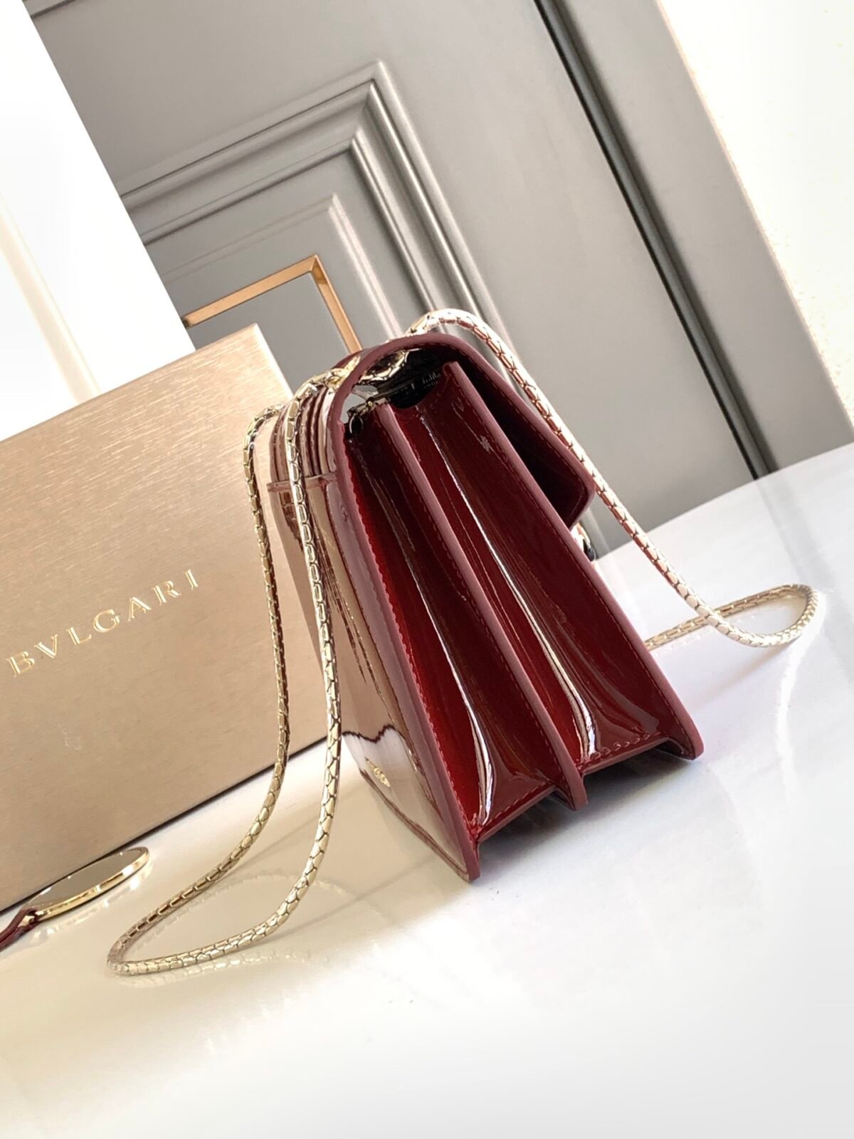 BVLGARI Serpenti Forever Glossy Calfskin Shoulder Bag 25cm Multi-Compartment Chain Bag with Snakehead Closure BVLGARI Serpenti Forever Glossy Calfskin Shoulder Bag 25cm Multi-Compartment Chain Bag with Snakehead Closure