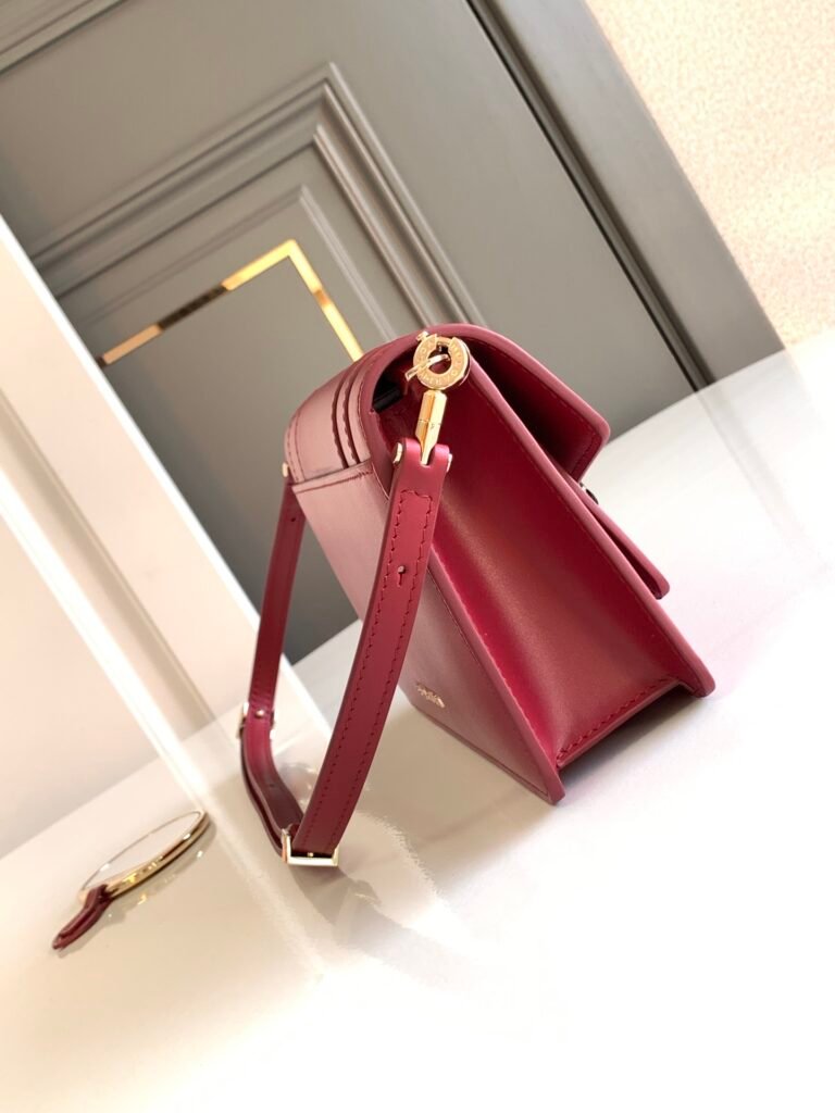 BVLGARI Serpenti Forever East-West Small Shoulder Bag 22cm Calf Leather Crossbody Bag with Snakehead Closure – Image 3 BVLGARI Serpenti Forever East-West Small Shoulder Bag 22cm Calf Leather Crossbody Bag with Snakehead Closure – Image 3