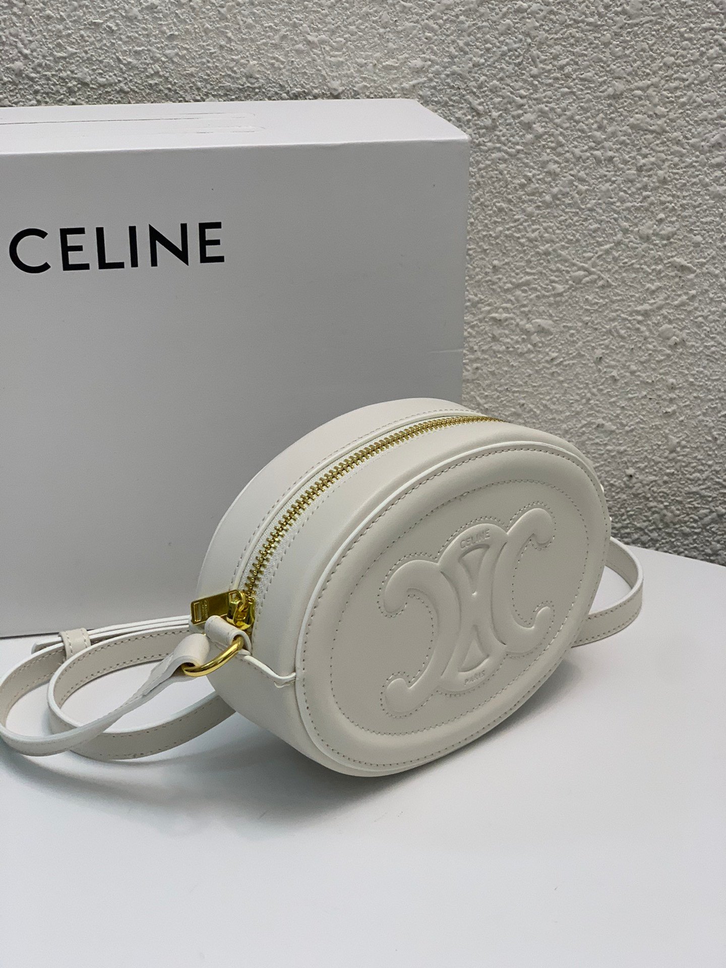 CELINE Cuir Triomphe Oval Purse 17.5cm Smooth Calfskin Mini Crossbody Shoulder Bag Mooncake Pig Nose Design 2