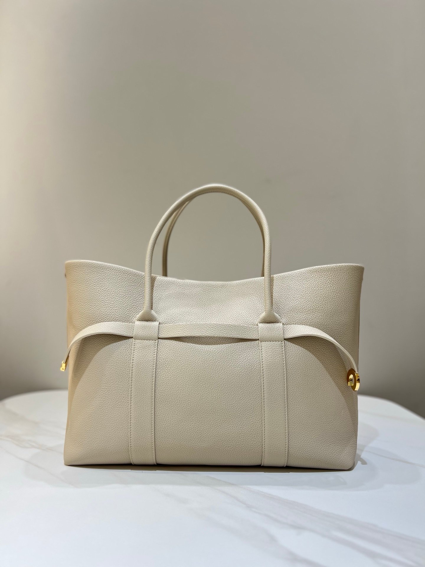 Loro Piana Ghiera Shopper Large Leather Tote Bag 40cm Grained Leather Handbag with Cashmere Lining and Detachable Pouch for Work and Travel Loro Piana Ghiera Shopper Large Leather Tote Bag 40cm Grained Leather Handbag with Cashmere Lining and Detachable Pouch for Work and Travel