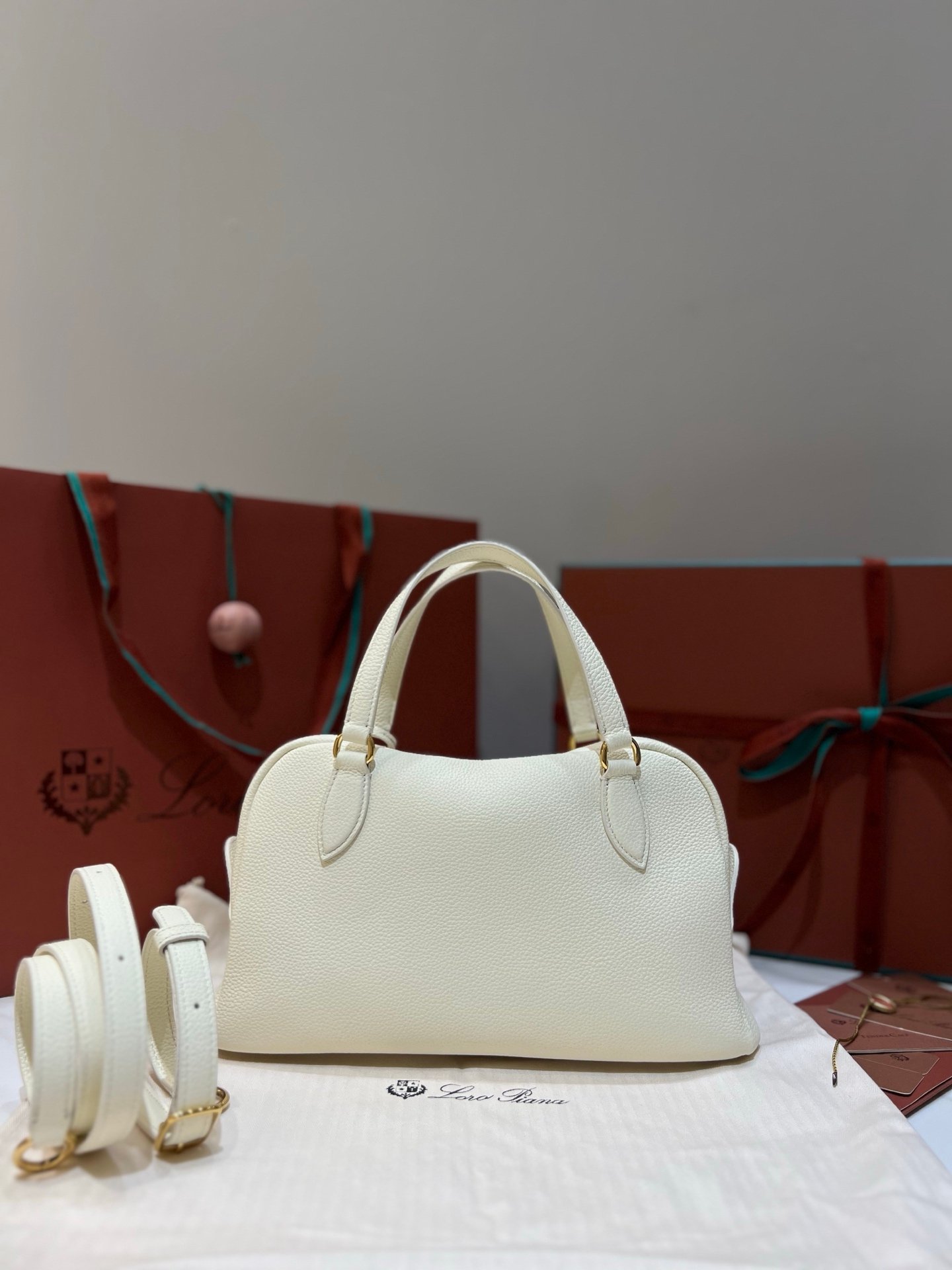 Loro Piana Needle Small Bag 5 Colors 31cm Premium Leather Handbag with Adjustable Strap and Internal Pouch Loro Piana Needle Small Bag 5 Colors 31cm Premium Leather Handbag with Adjustable Strap and Internal Pouch