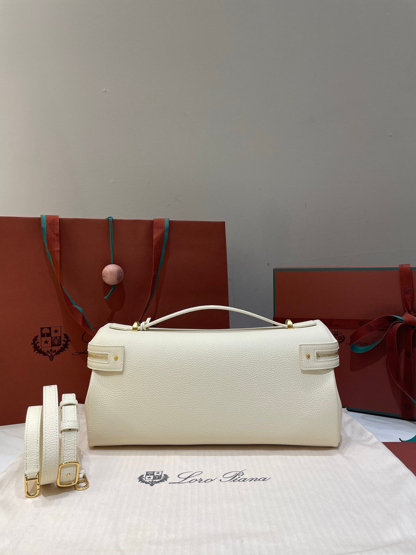 Loro Piana Extra Softy L33 Bag Quiet Luxury Fine-Grained Leather Handbag with Crossbody Strap