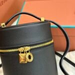 Loro Piana Extracase Cylinder Bag 12x12x16cm Calfskin Crossbody Bucket Bag for Women Handbag with Suede Lining Loro Piana Extracase Cylinder Bag 12x12x16cm Calfskin Crossbody Bucket Bag for Women Handbag with Suede Lining