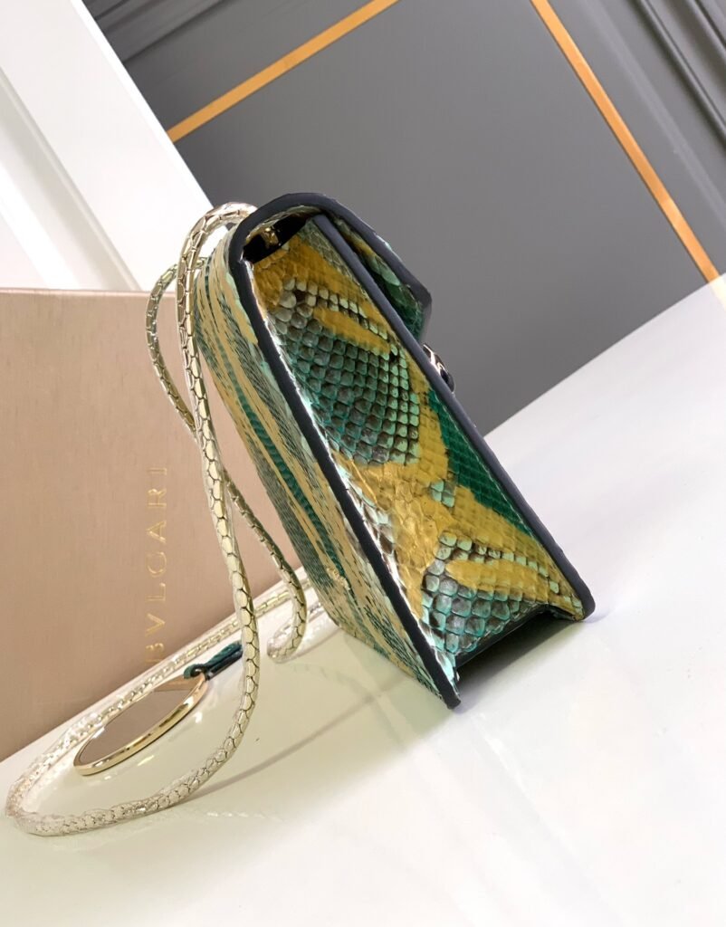 BVLGARI Serpenti Forever Shoulder Bag Emerald Green Gold-Trimmed Python Skin Crossbody Luxury Handbag – Image 7 BVLGARI Serpenti Forever Shoulder Bag Emerald Green Gold-Trimmed Python Skin Crossbody Luxury Handbag – Image 7