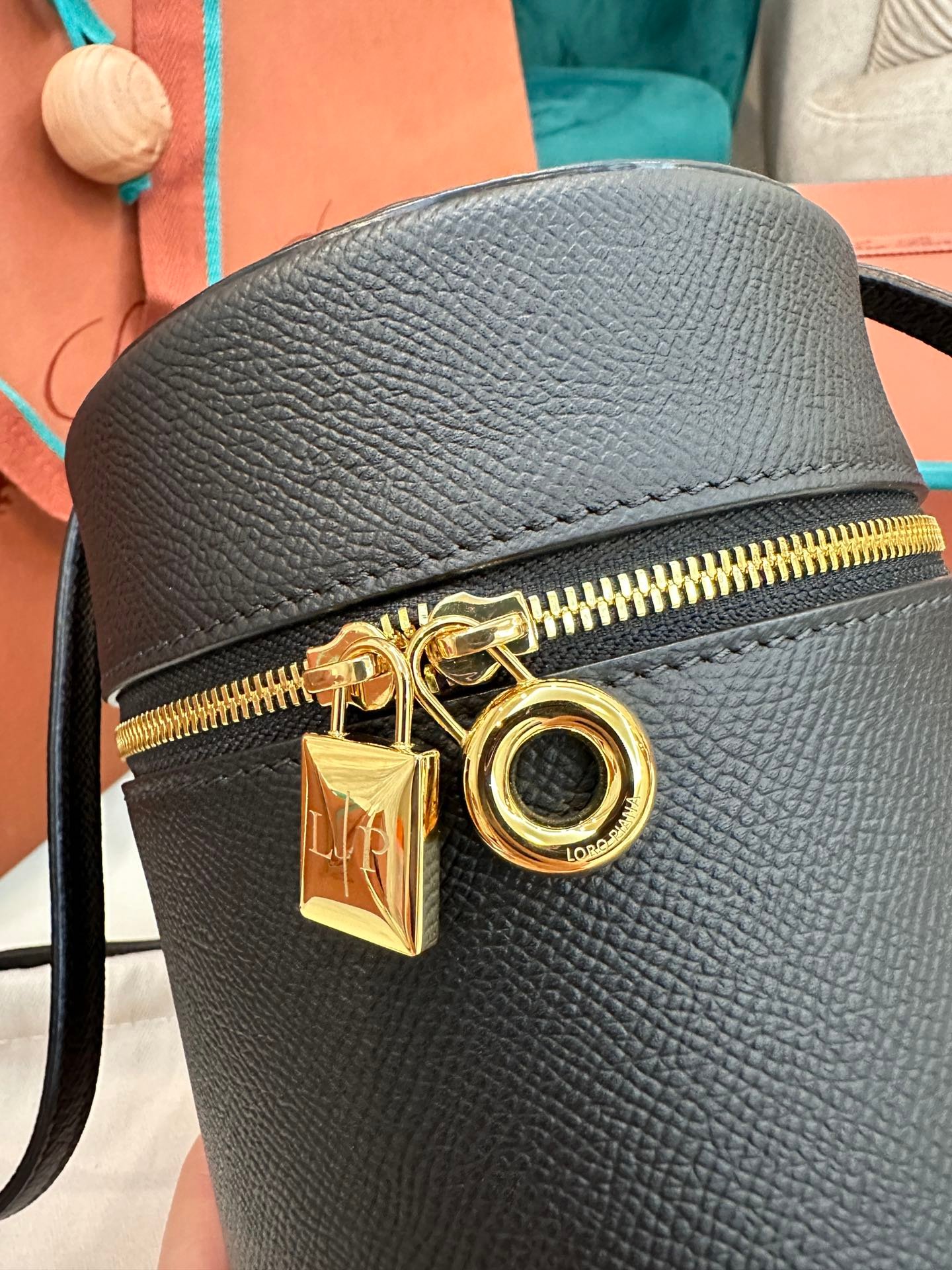 Loro Piana Extracase Cylinder Bag 12x12x16cm Calfskin Crossbody Bucket Bag for Women Handbag with Suede Lining Loro Piana Extracase Cylinder Bag 12x12x16cm Calfskin Crossbody Bucket Bag for Women Handbag with Suede Lining