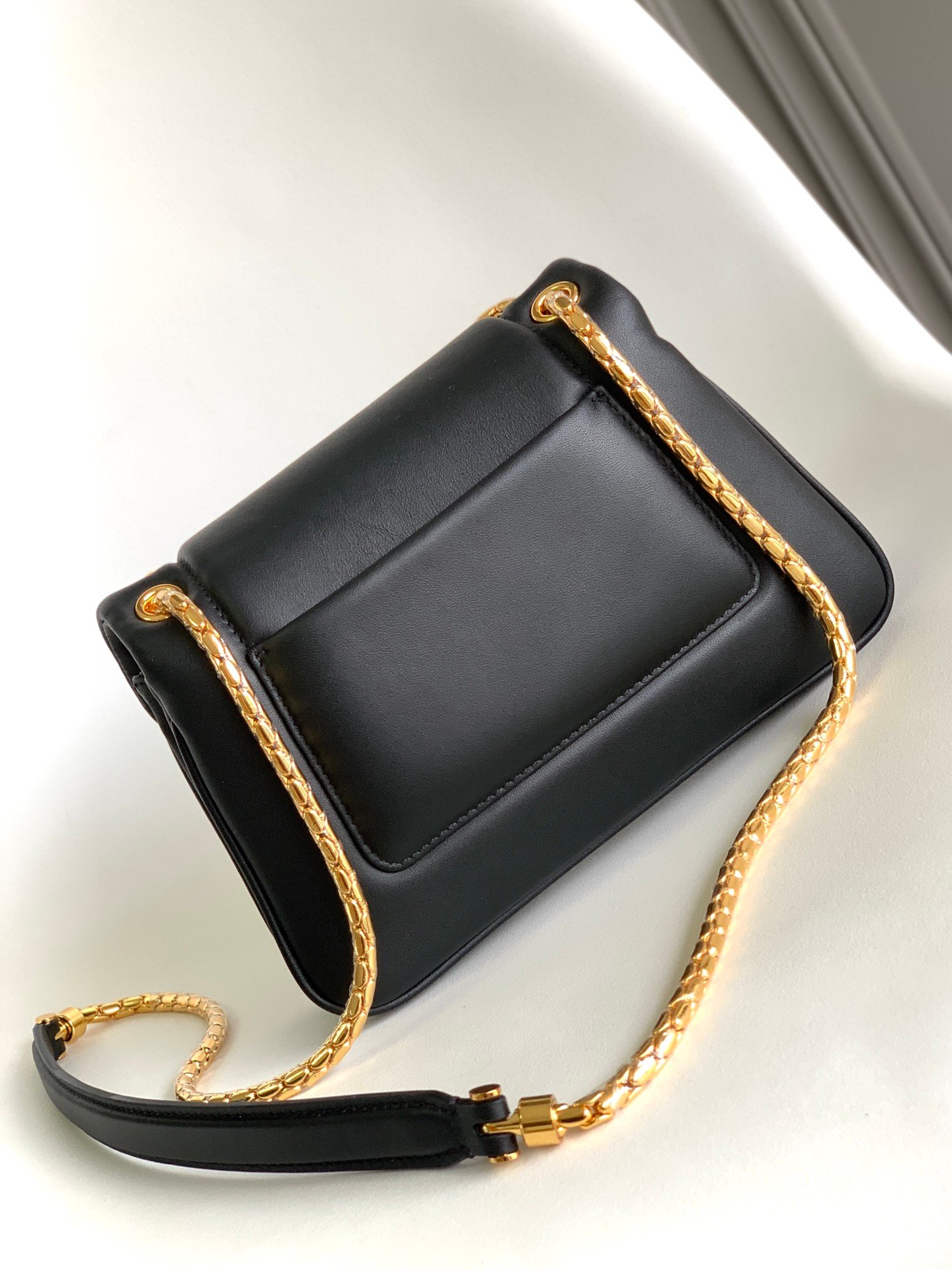 BVLGARI Serpenti Reverse Small Shoulder Bag 22.5cm Quilted Metropolitan Calf Leather Crossbody Chain Bag with Magnetic Snakehead Closure BVLGARI Serpenti Reverse Small Shoulder Bag 22.5cm Quilted Metropolitan Calf Leather Crossbody Chain Bag with Magnetic Snakehead Closure