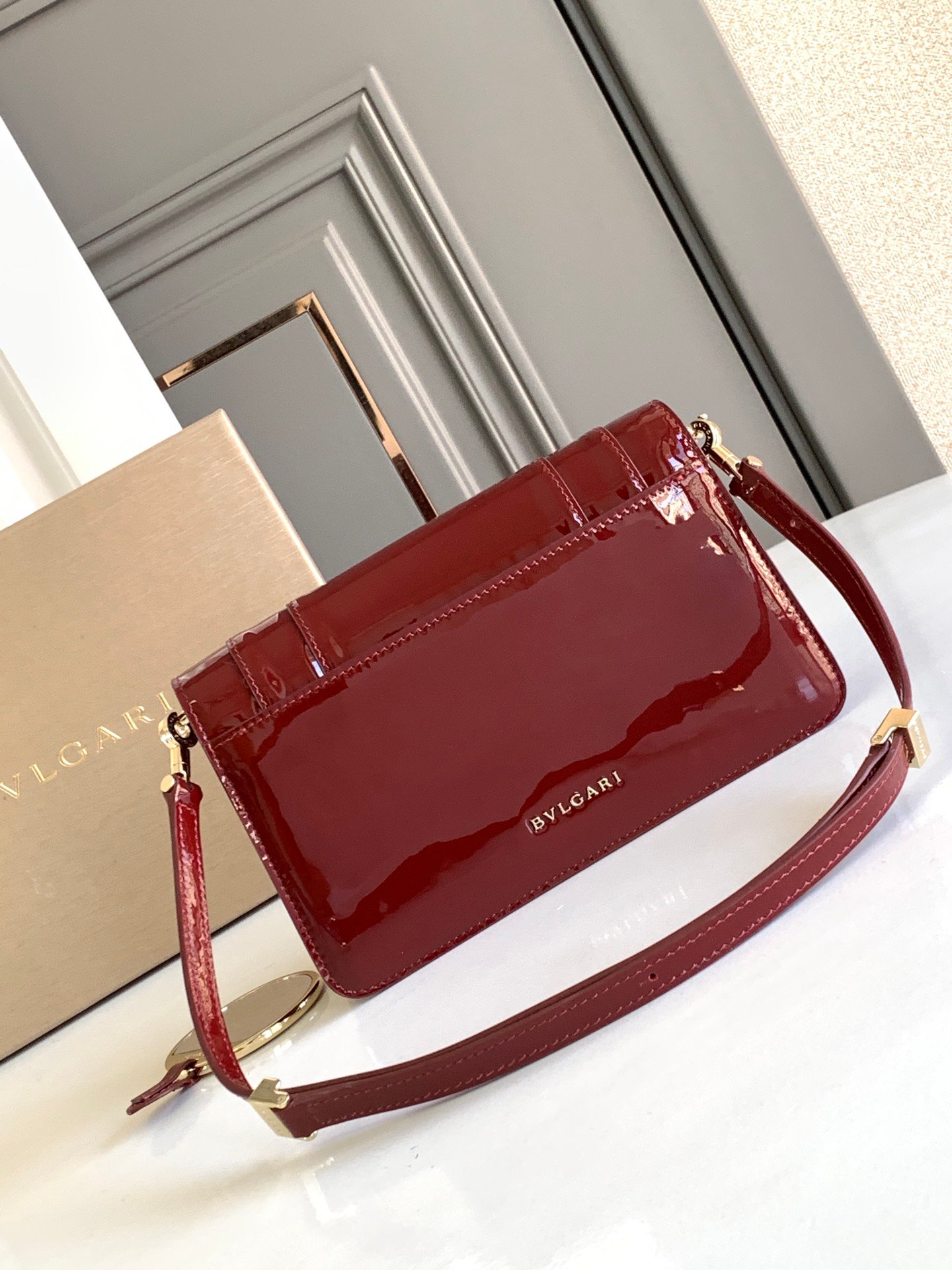 BVLGARI Serpenti Forever East-West Small Shoulder Bag 22cm Patent & Metallic Calf Leather Crossbody Handbag with Snakehead Closure BVLGARI Serpenti Forever East-West Small Shoulder Bag 22cm Patent & Metallic Calf Leather Crossbody Handbag with Snakehead Closure