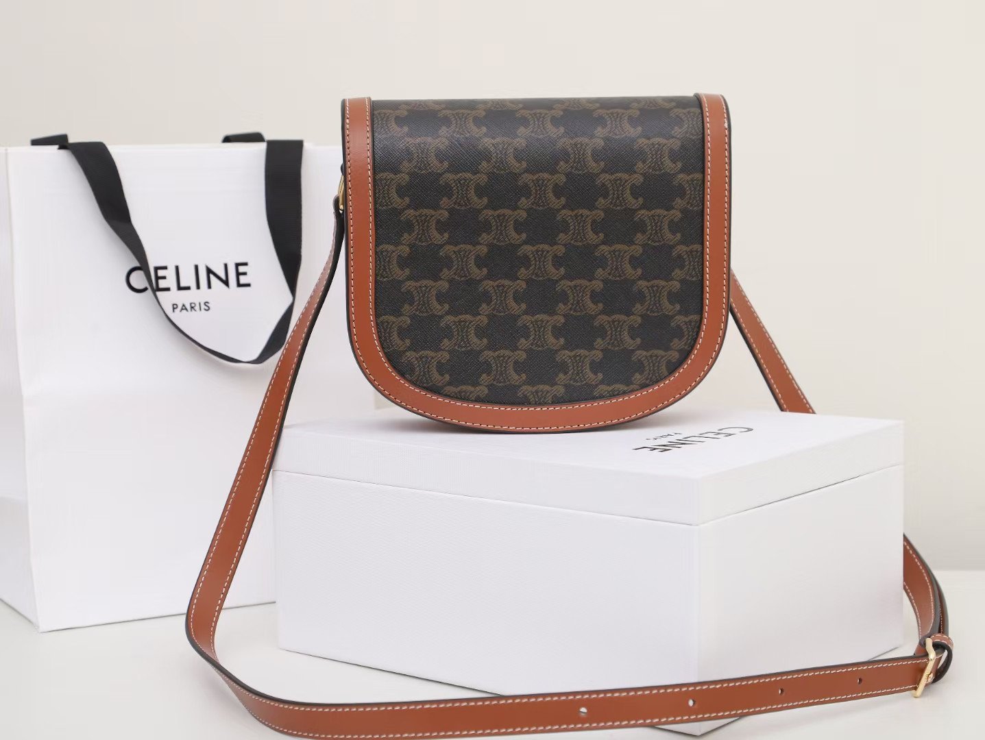 CELINE Teen Besace Triomphe Bag 18.5cm Shiny Calfskin Leather Crossbody Saddle Bag for Women 22