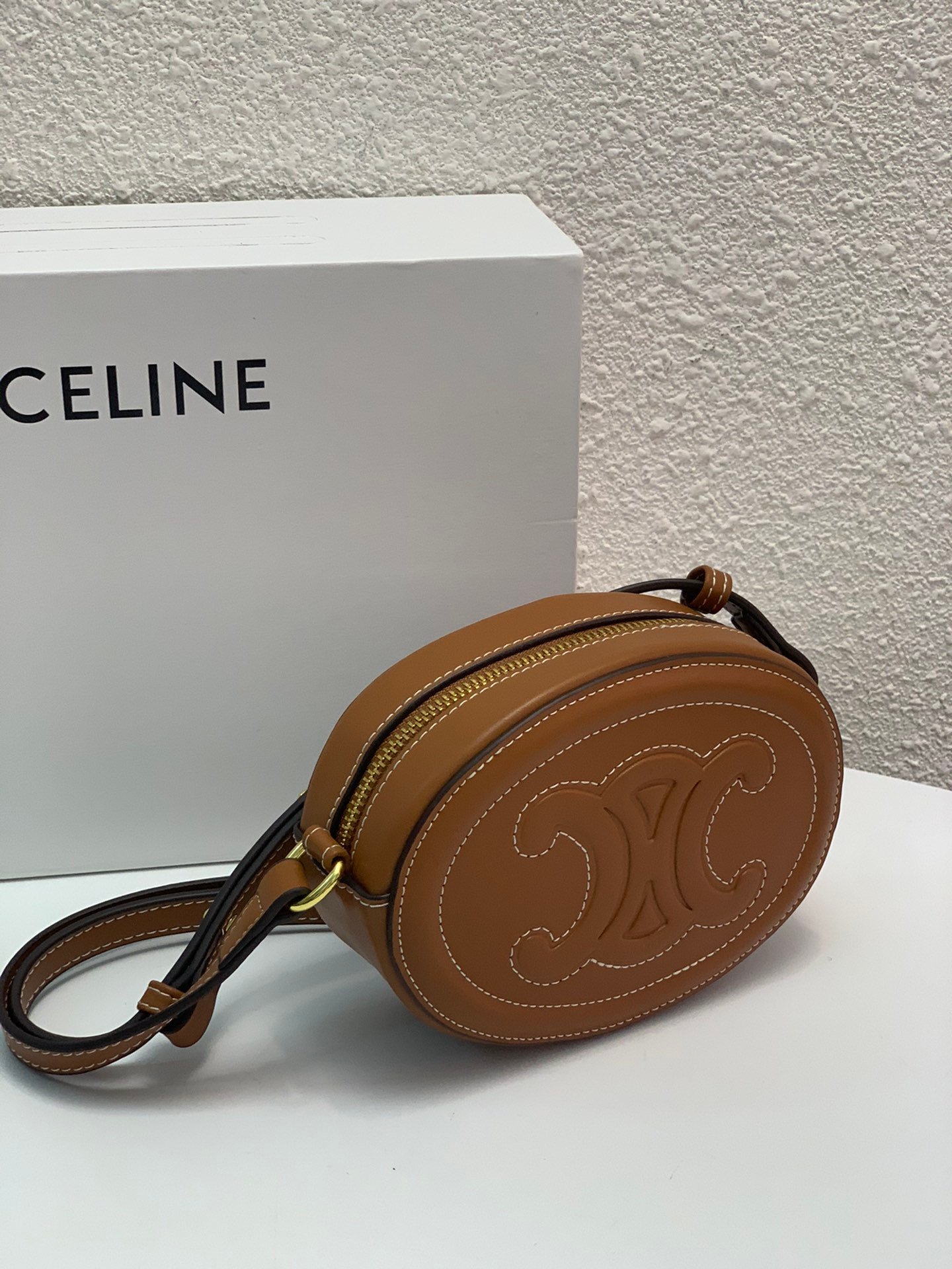 CELINE Cuir Triomphe Oval Purse 17.5cm Smooth Calfskin Mini Crossbody Shoulder Bag Mooncake Pig Nose Design 23