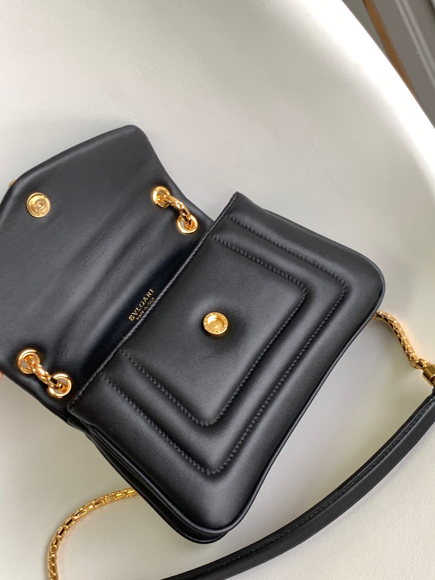 BVLGARI Serpenti Reverse Small Shoulder Bag 22.5cm Quilted Metropolitan Calf Leather Crossbody Chain Bag with Magnetic Snakehead Closure BVLGARI Serpenti Reverse Small Shoulder Bag 22.5cm Quilted Metropolitan Calf Leather Crossbody Chain Bag with Magnetic Snakehead Closure