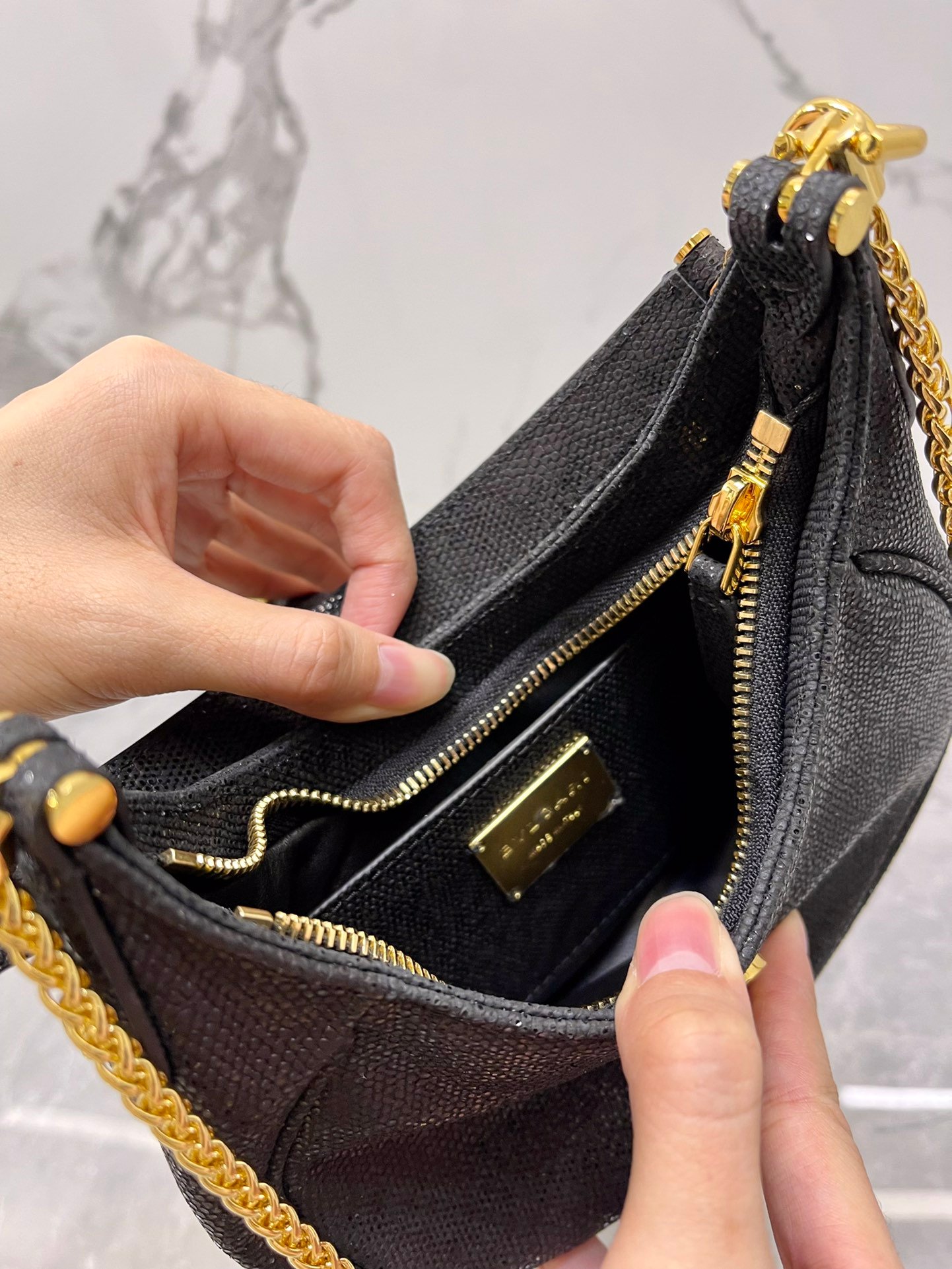 BVLGARI Serpenti Ellipse Small Crossbody Bag 20cm Calf Leather Crescent Hobo Shoulder Bag with Snakehead Closure BVLGARI Serpenti Ellipse Small Crossbody Bag 20cm Calf Leather Crescent Hobo Shoulder Bag with Snakehead Closure