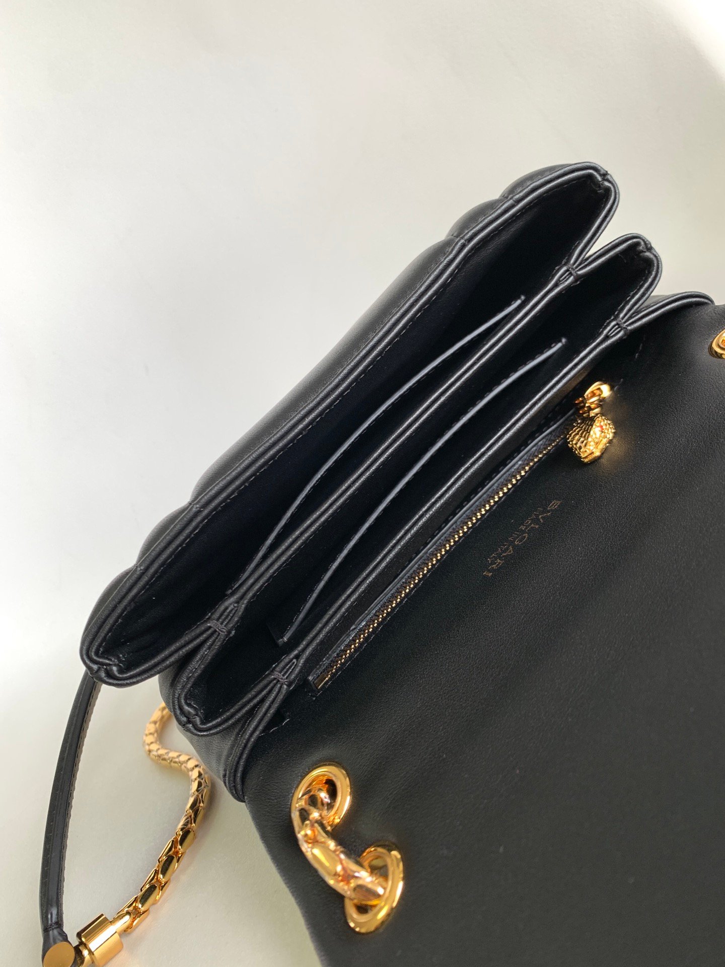 BVLGARI Serpenti Reverse Small Shoulder Bag 22.5cm Quilted Metropolitan Calf Leather Crossbody Chain Bag with Magnetic Snakehead Closure BVLGARI Serpenti Reverse Small Shoulder Bag 22.5cm Quilted Metropolitan Calf Leather Crossbody Chain Bag with Magnetic Snakehead Closure