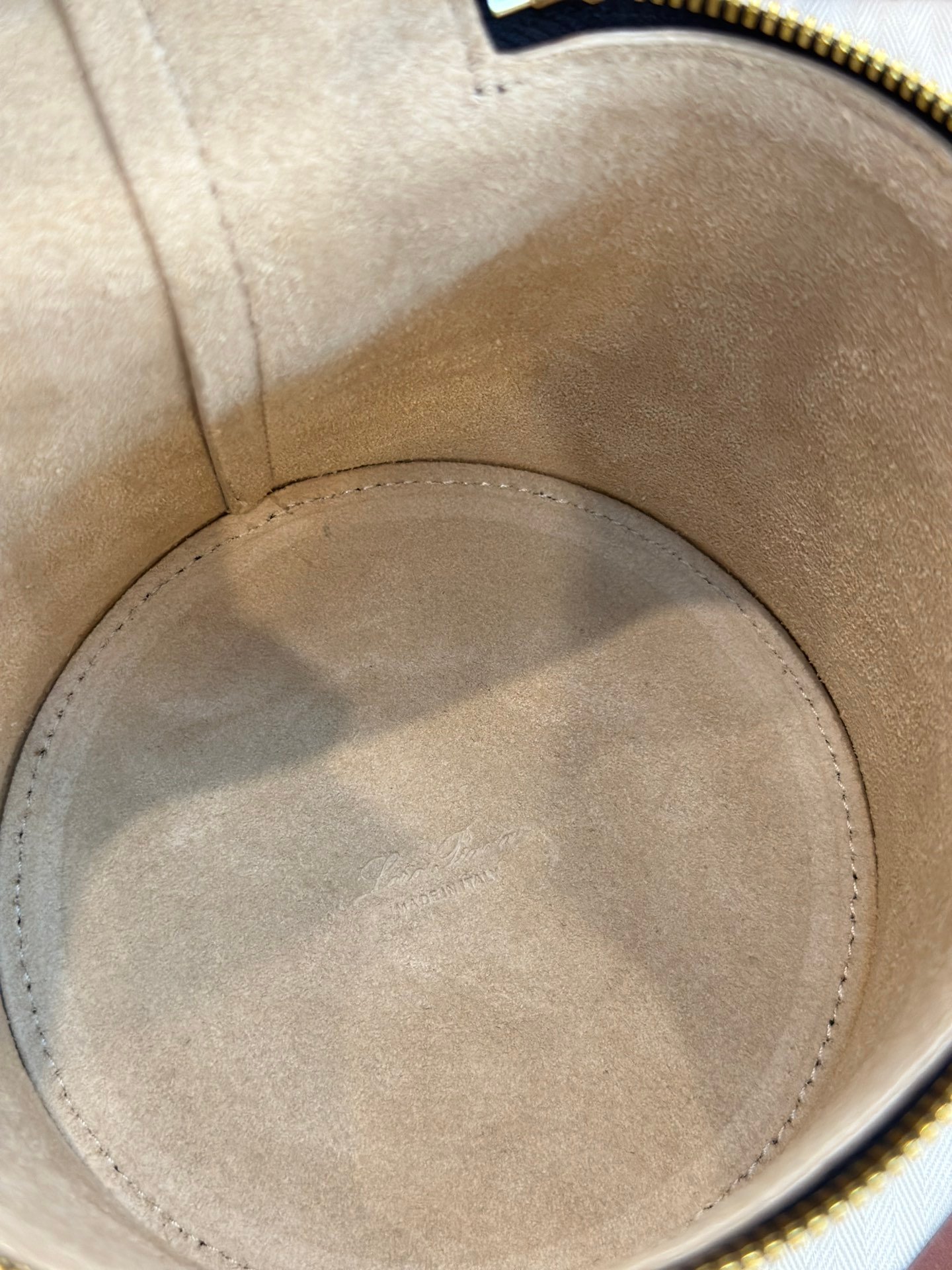 Loro Piana Extracase Cylinder Bag 12x12x16cm Calfskin Crossbody Bucket Bag for Women Handbag with Suede Lining Loro Piana Extracase Cylinder Bag 12x12x16cm Calfskin Crossbody Bucket Bag for Women Handbag with Suede Lining