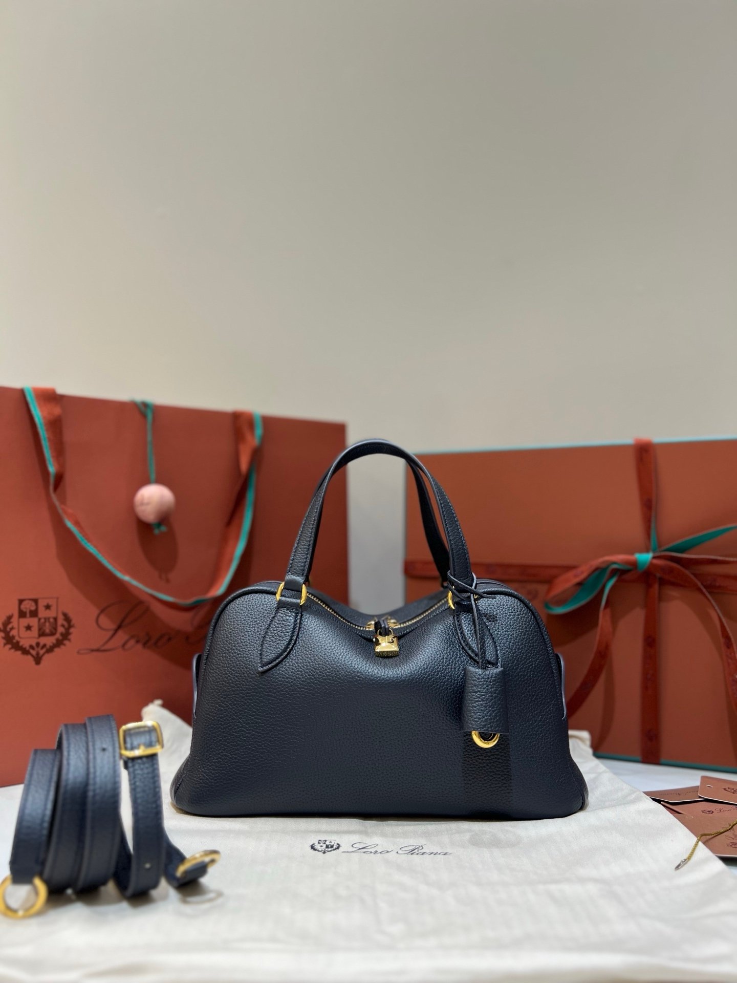 Loro Piana Needle Small Bag 5 Colors 31cm Premium Leather Handbag with Adjustable Strap and Internal Pouch Loro Piana Needle Small Bag 5 Colors 31cm Premium Leather Handbag with Adjustable Strap and Internal Pouch