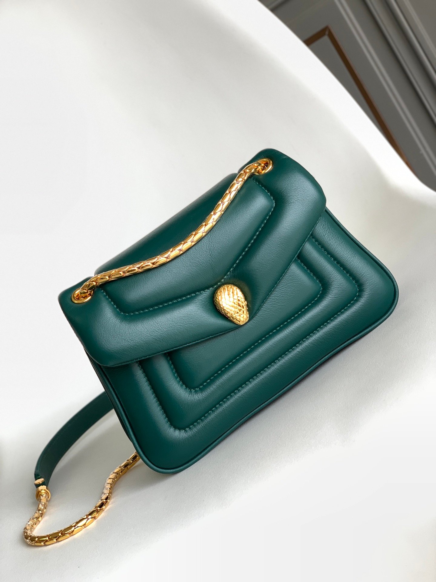BVLGARI Serpenti Reverse Small Shoulder Bag 22.5cm Quilted Metropolitan Calf Leather Crossbody Chain Bag with Magnetic Snakehead Closure BVLGARI Serpenti Reverse Small Shoulder Bag 22.5cm Quilted Metropolitan Calf Leather Crossbody Chain Bag with Magnetic Snakehead Closure