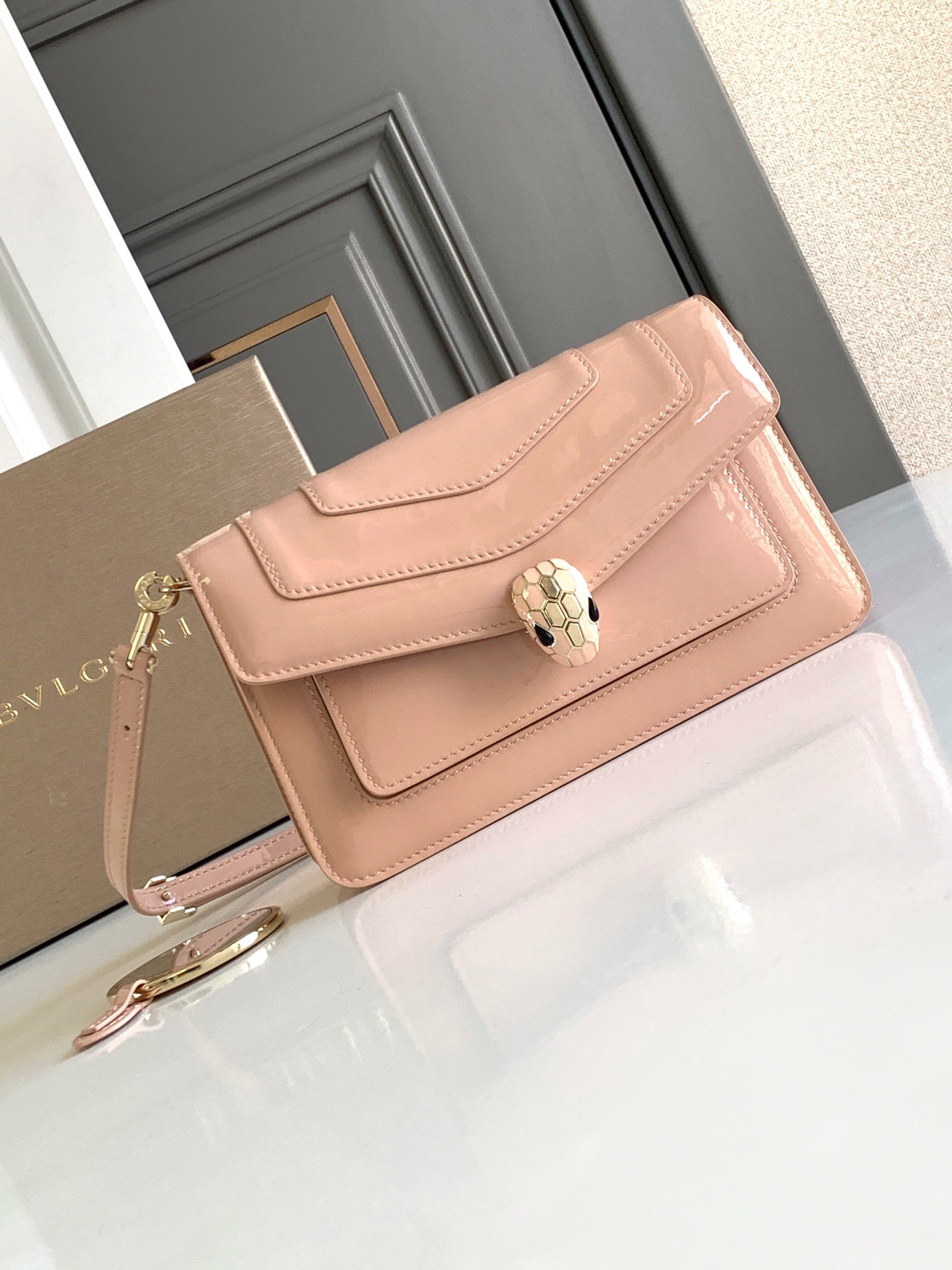 BVLGARI Serpenti Forever East-West Small Shoulder Bag 22cm Patent & Metallic Calf Leather Crossbody Handbag with Snakehead Closure BVLGARI Serpenti Forever East-West Small Shoulder Bag 22cm Patent & Metallic Calf Leather Crossbody Handbag with Snakehead Closure