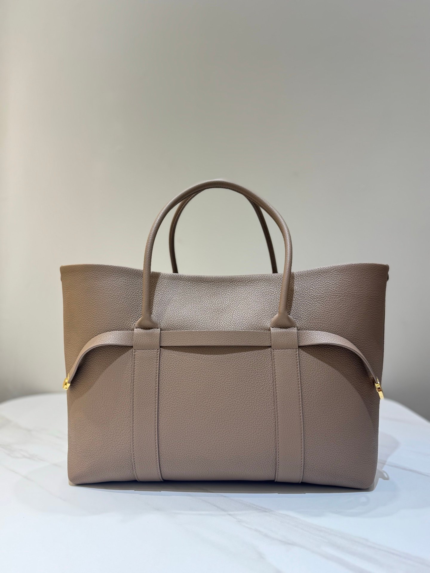 Loro Piana Ghiera Shopper Large Leather Tote Bag 40cm Grained Leather Handbag with Cashmere Lining and Detachable Pouch for Work and Travel Loro Piana Ghiera Shopper Large Leather Tote Bag 40cm Grained Leather Handbag with Cashmere Lining and Detachable Pouch for Work and Travel