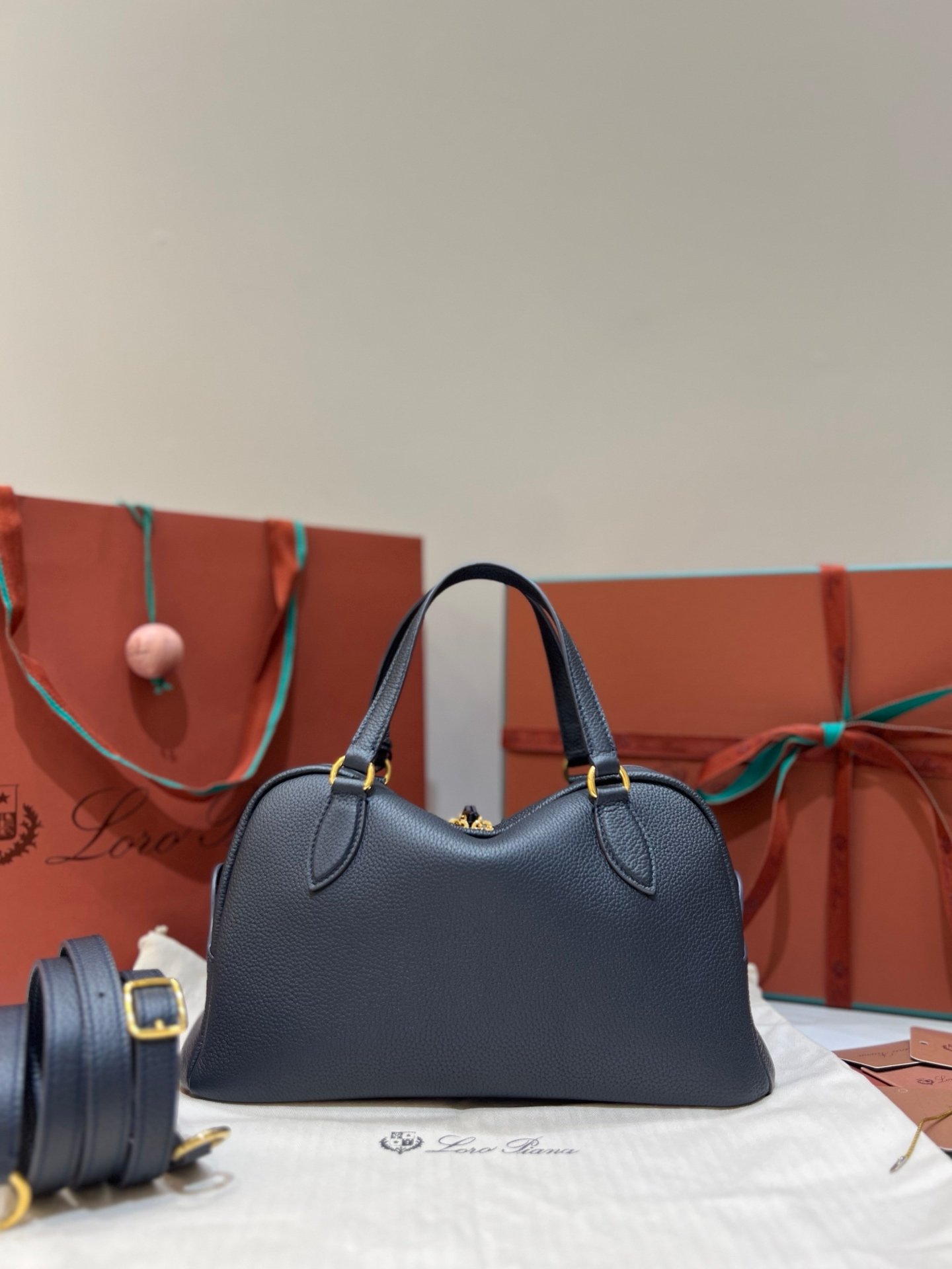 Loro Piana Needle Small Bag 5 Colors 31cm Premium Leather Handbag with Adjustable Strap and Internal Pouch Loro Piana Needle Small Bag 5 Colors 31cm Premium Leather Handbag with Adjustable Strap and Internal Pouch