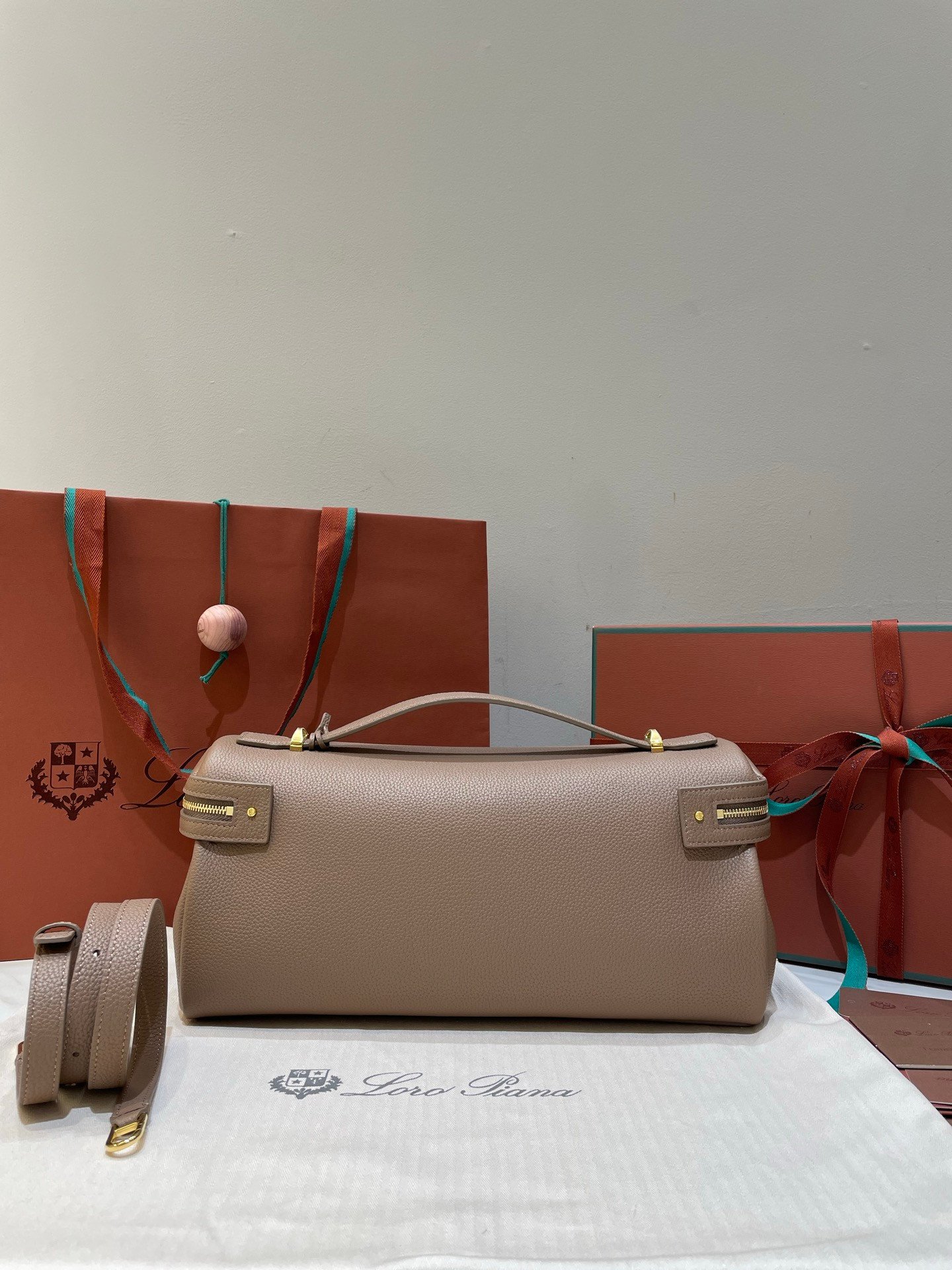Loro Piana Extra Softy L33 Bag Quiet Luxury Fine-Grained Leather Handbag with Crossbody Strap