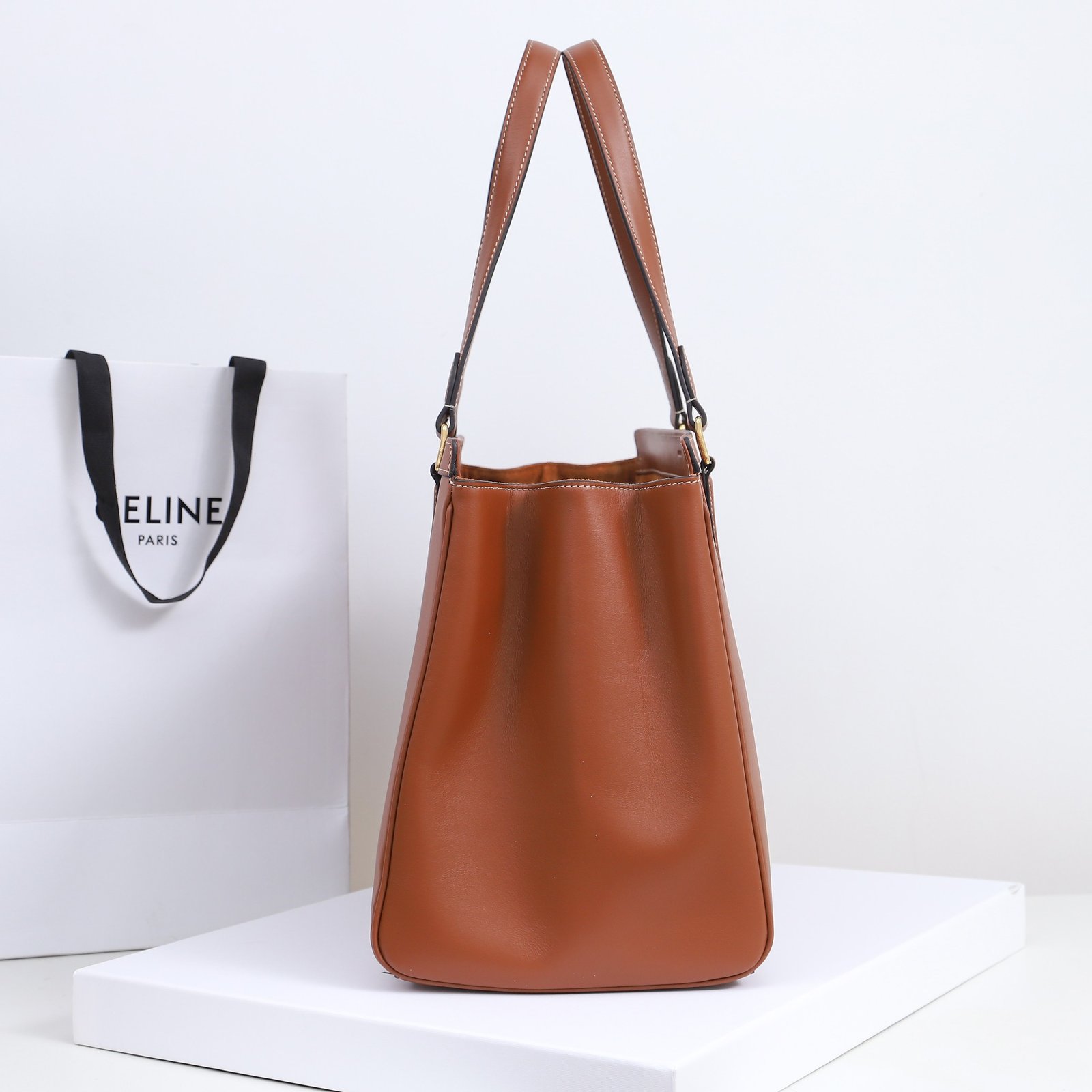 CELINE Large Business Tote Bag 39.5cm Tan Italian Leather Women’s Briefcase for 14-inch Laptop and Office Essentials 3