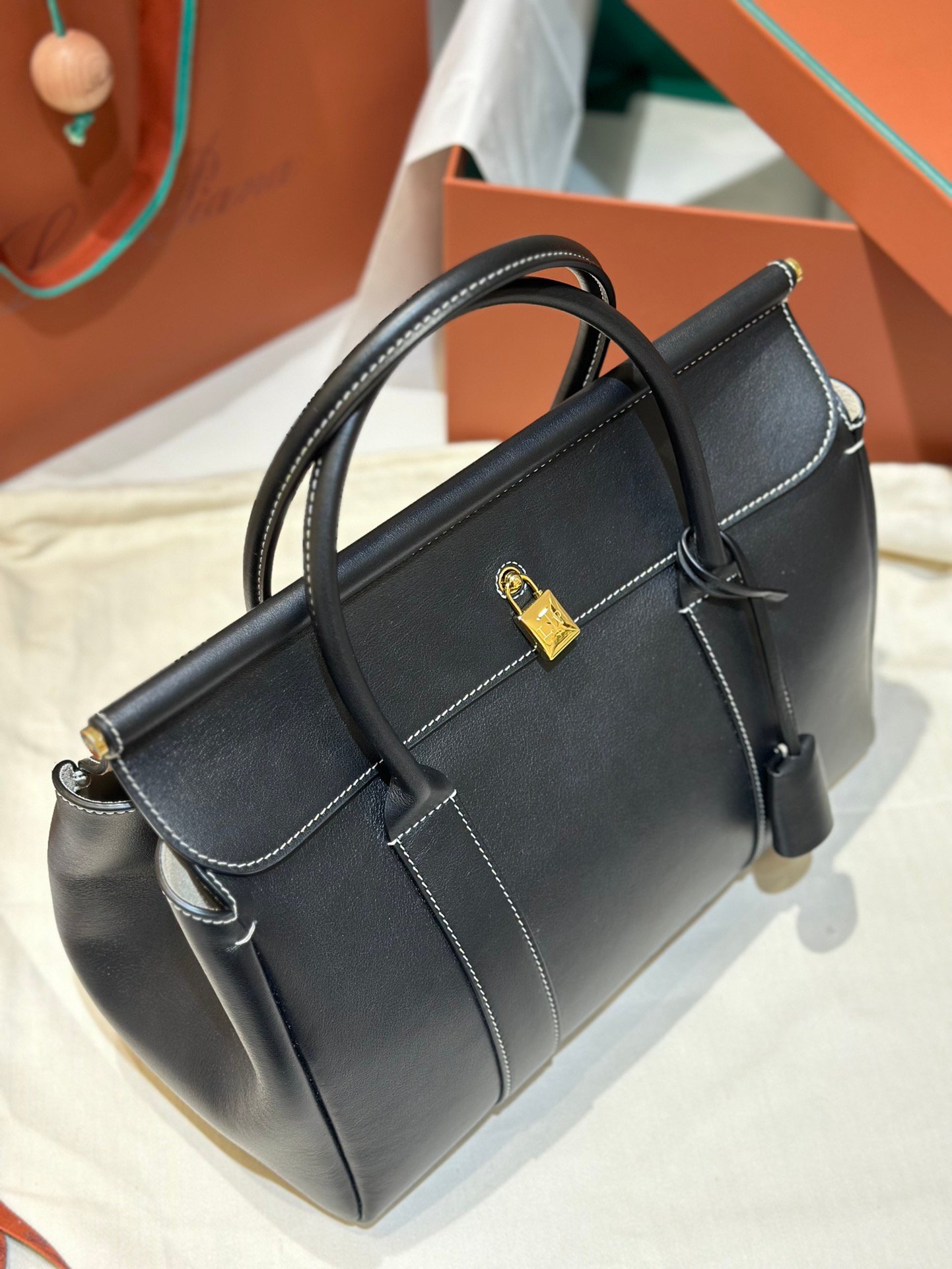 Loro Piana Loom L32 Grained Calfskin Handbag 33cm Designer Tote Bag with Padlock & Pouch Loro Piana Loom L32 Grained Calfskin Handbag 33cm Designer Tote Bag with Padlock & Pouch