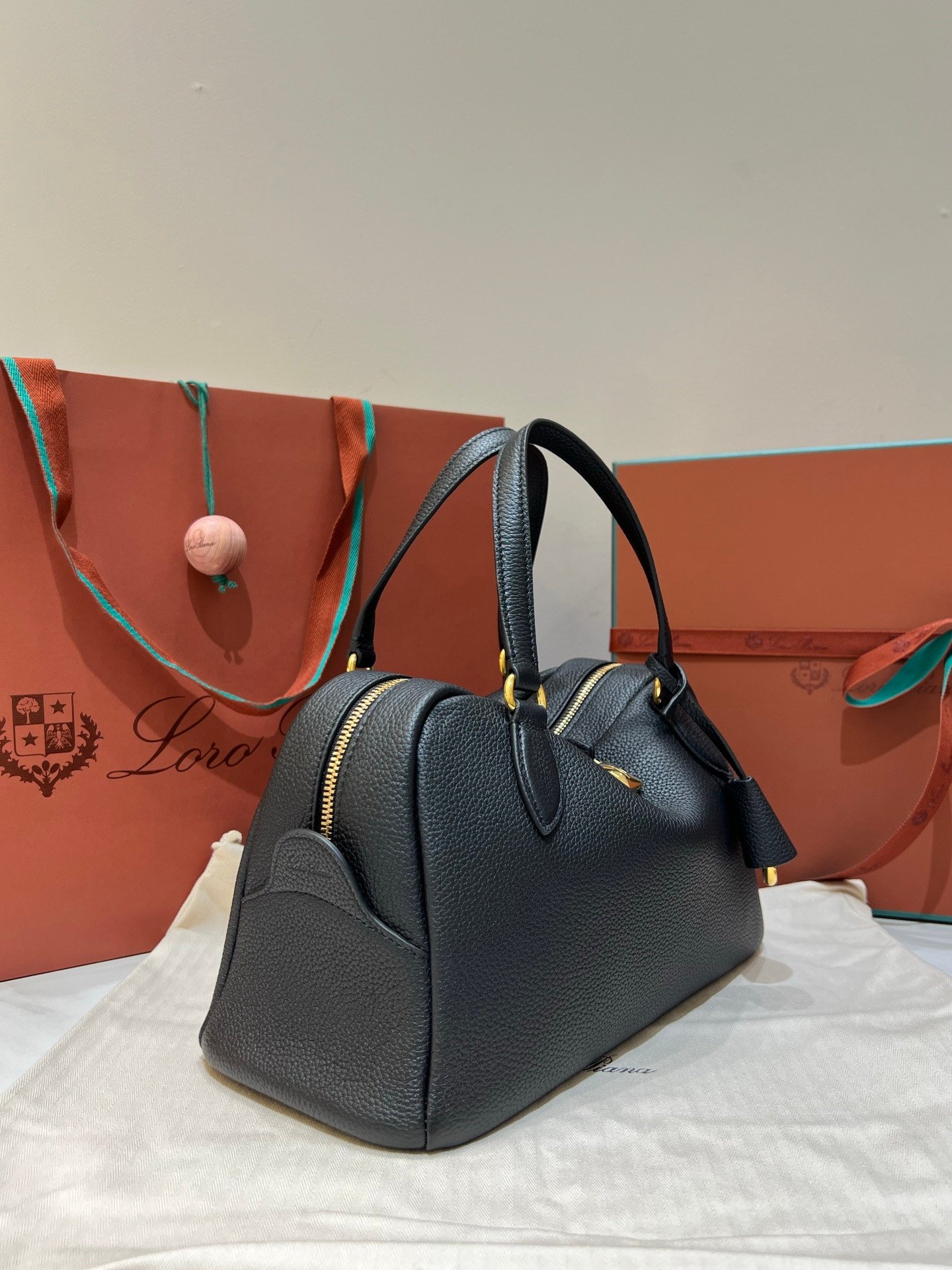 Loro Piana Needle Small Bag 5 Colors 31cm Premium Leather Handbag with Adjustable Strap and Internal Pouch Loro Piana Needle Small Bag 5 Colors 31cm Premium Leather Handbag with Adjustable Strap and Internal Pouch