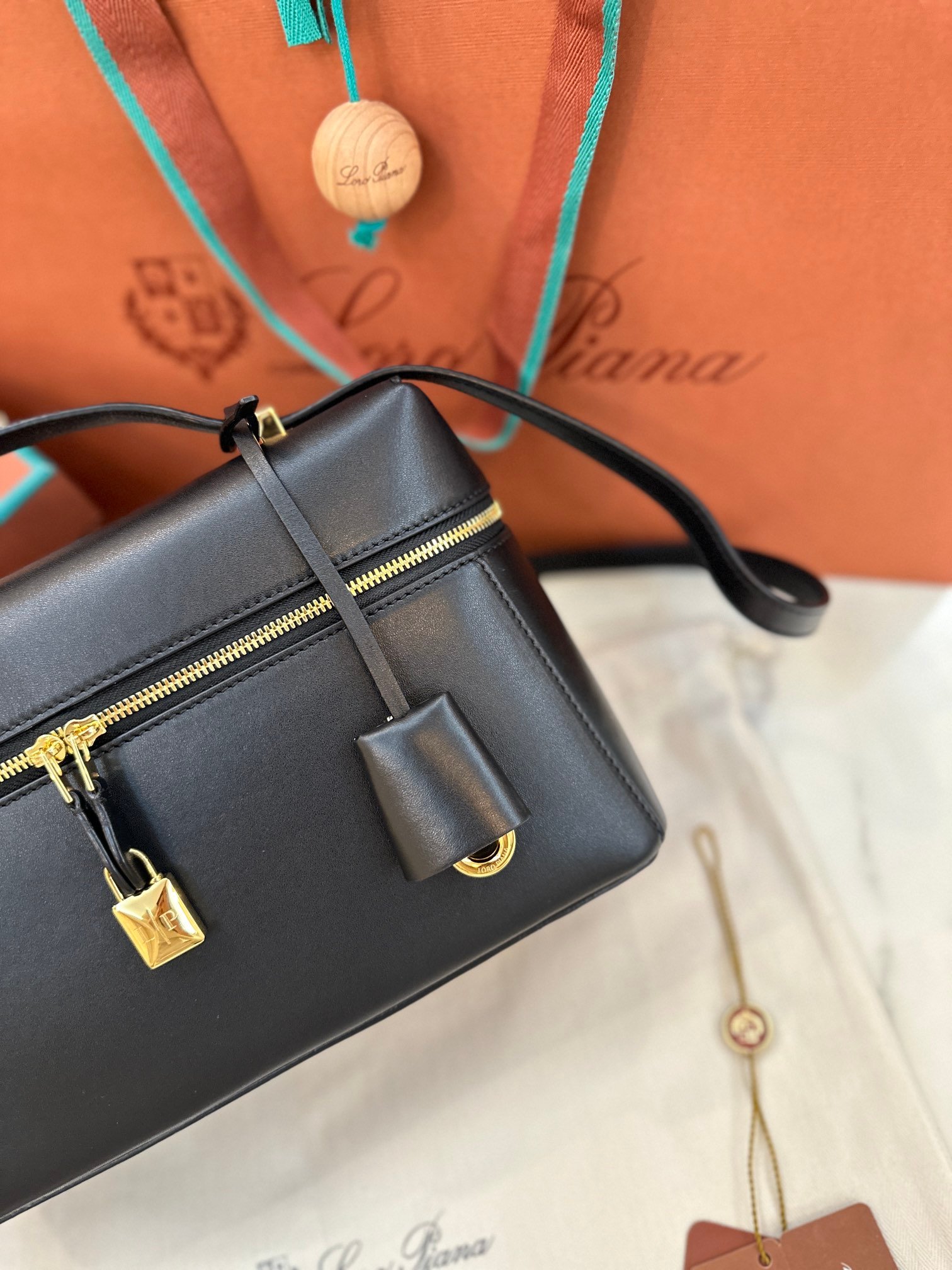 Loro Piana Extra Bag 27 Premium Calfskin Handbag with Steel Hardware Timeless Quiet Luxury Top-Handle Bag 4 Colors Loro Piana Extra Bag 27 Premium Calfskin Handbag with Steel Hardware Timeless Quiet Luxury Top-Handle Bag 4 Colors
