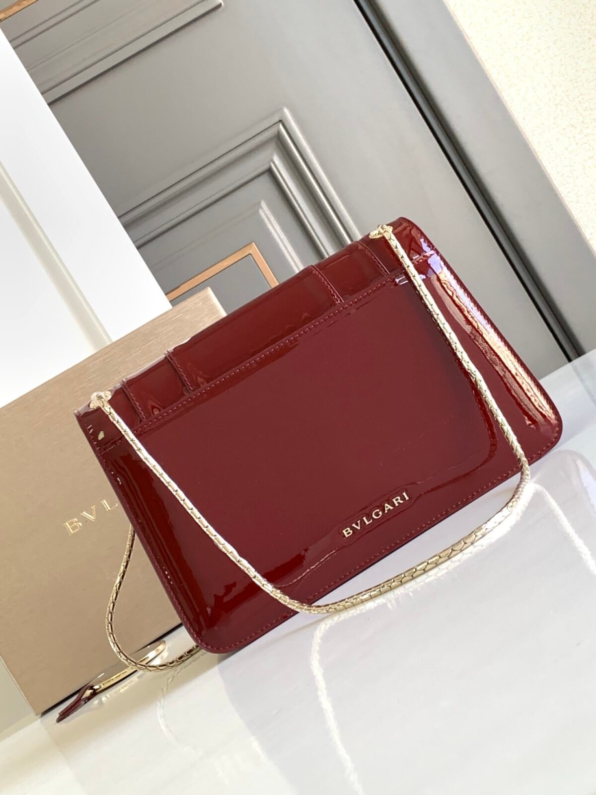 BVLGARI Serpenti Forever Glossy Calfskin Shoulder Bag 25cm Multi-Compartment Chain Bag with Snakehead Closure BVLGARI Serpenti Forever Glossy Calfskin Shoulder Bag 25cm Multi-Compartment Chain Bag with Snakehead Closure