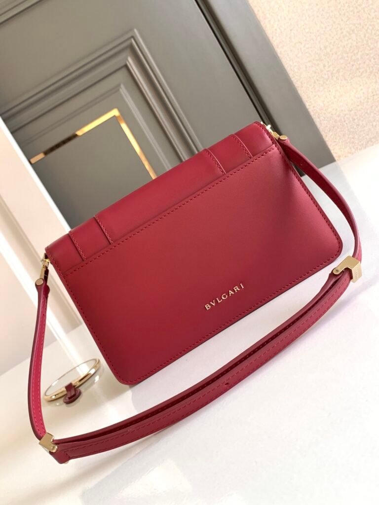 BVLGARI Serpenti Forever East-West Small Shoulder Bag 22cm Calf Leather Crossbody Bag with Snakehead Closure – Image 4 BVLGARI Serpenti Forever East-West Small Shoulder Bag 22cm Calf Leather Crossbody Bag with Snakehead Closure – Image 4