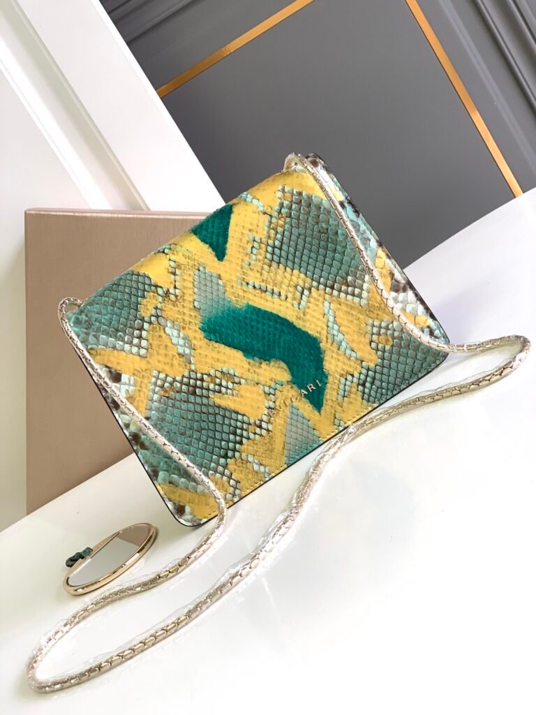 BVLGARI Serpenti Forever Shoulder Bag Emerald Green Gold-Trimmed Python Skin Crossbody Luxury Handbag – Image 3 BVLGARI Serpenti Forever Shoulder Bag Emerald Green Gold-Trimmed Python Skin Crossbody Luxury Handbag – Image 3