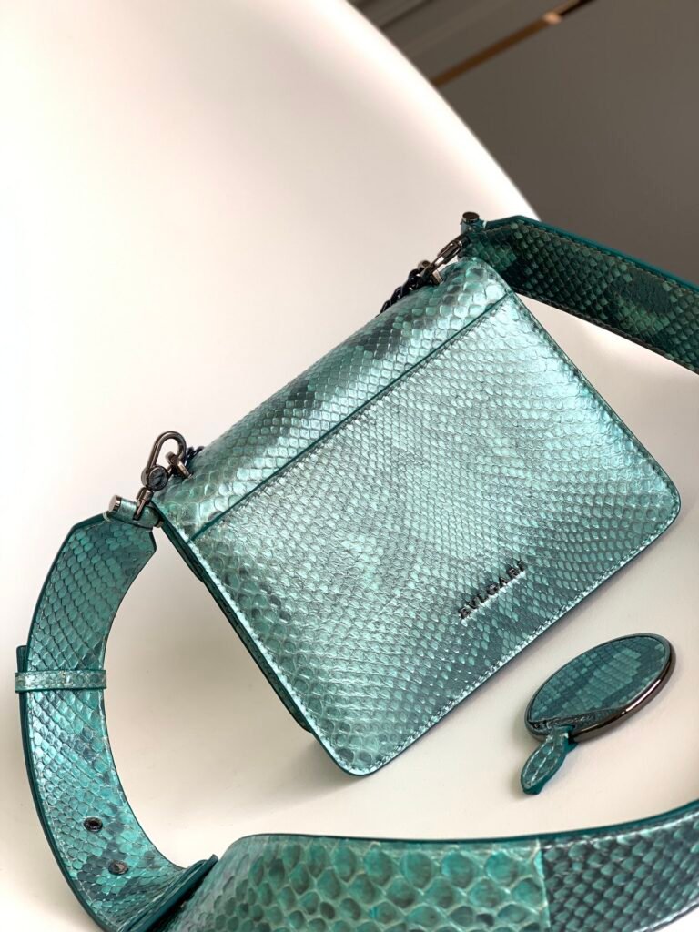 BVLGARI Serpenti Forever MaxiChain Bag Aquamarine Light Blue Pearl Python Leather Shoulder Bag – Image 3 BVLGARI Serpenti Forever MaxiChain Bag Aquamarine Light Blue Pearl Python Leather Shoulder Bag – Image 3