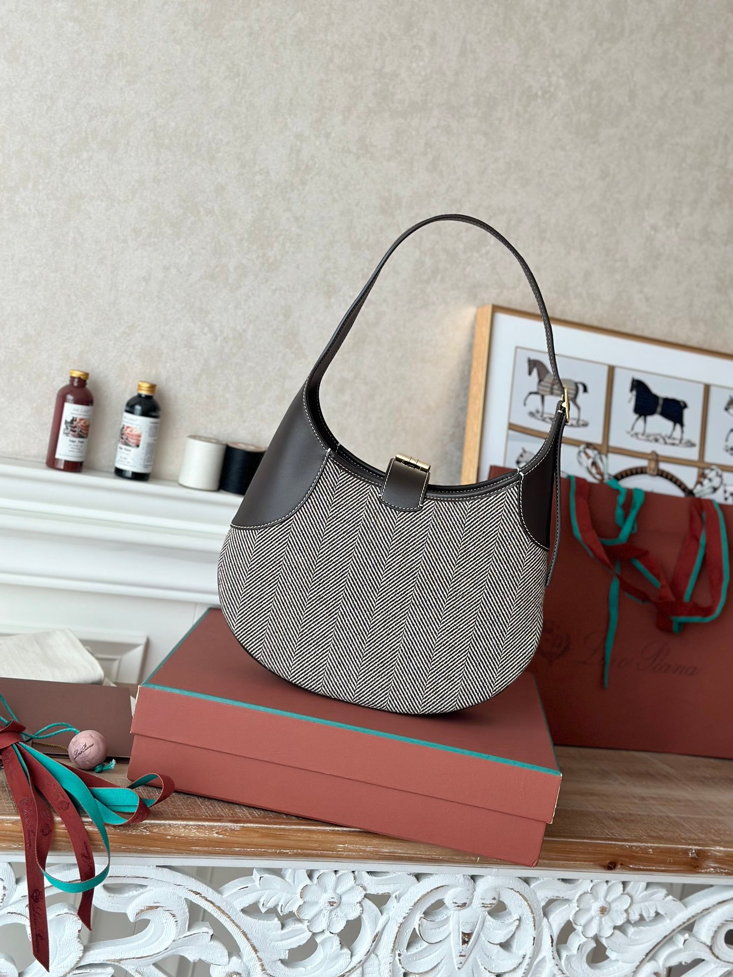 Loro Piana Bale Mini Bucket Bag Soft Natural Grained Calfskin Leather Top-Tier Quality Handbag 6 Elegant Colors Loro Piana Bale Mini Bucket Bag Soft Natural Grained Calfskin Leather Top-Tier Quality Handbag 6 Elegant Colors