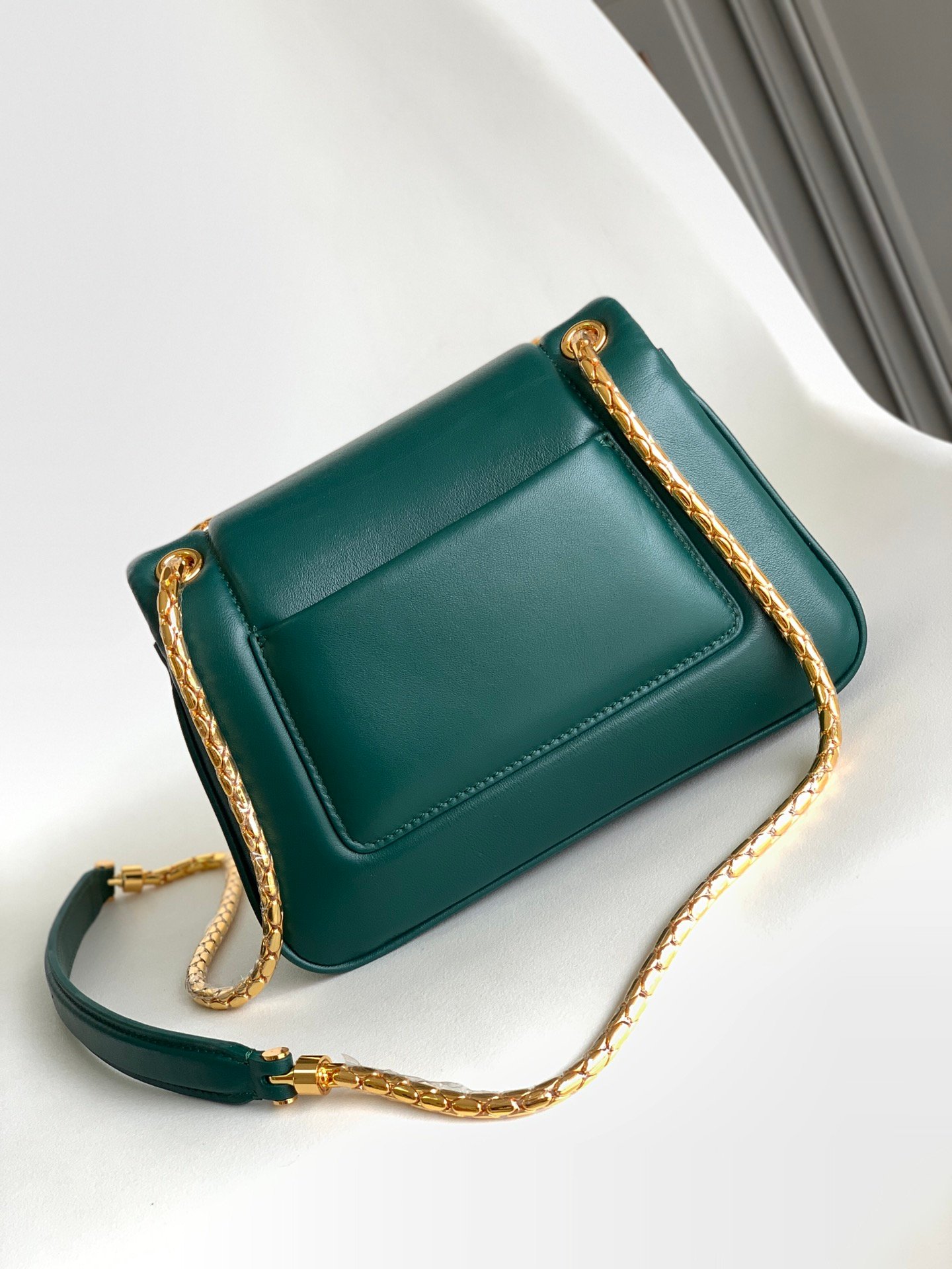 BVLGARI Serpenti Reverse Small Shoulder Bag 22.5cm Quilted Metropolitan Calf Leather Crossbody Chain Bag with Magnetic Snakehead Closure BVLGARI Serpenti Reverse Small Shoulder Bag 22.5cm Quilted Metropolitan Calf Leather Crossbody Chain Bag with Magnetic Snakehead Closure
