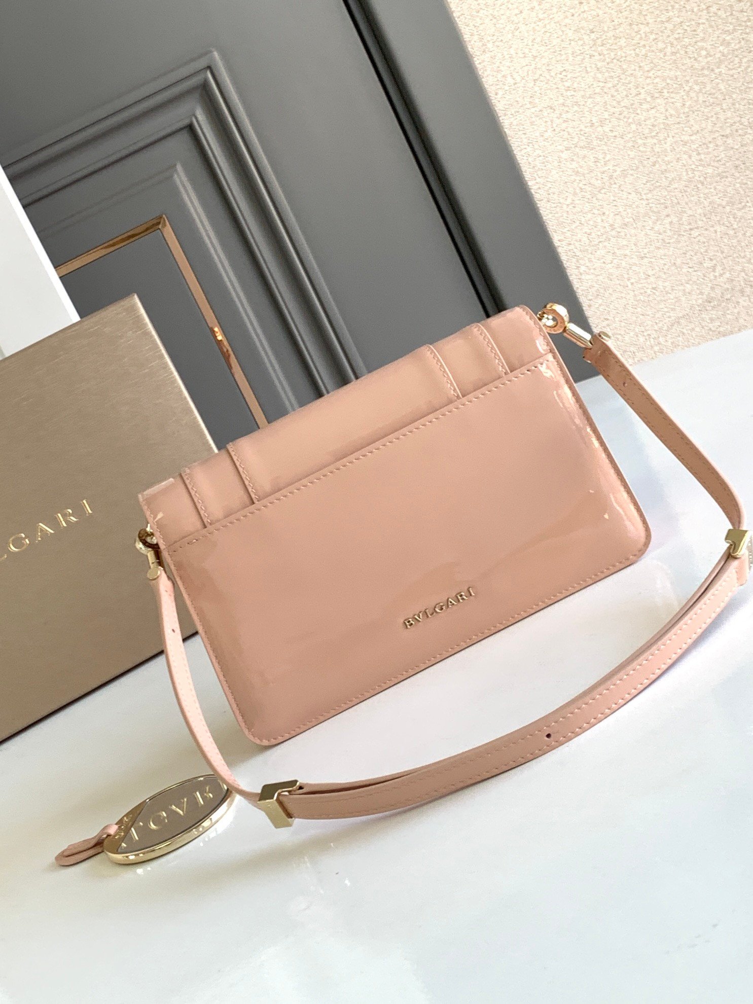 BVLGARI Serpenti Forever East-West Small Shoulder Bag 22cm Patent & Metallic Calf Leather Crossbody Handbag with Snakehead Closure BVLGARI Serpenti Forever East-West Small Shoulder Bag 22cm Patent & Metallic Calf Leather Crossbody Handbag with Snakehead Closure