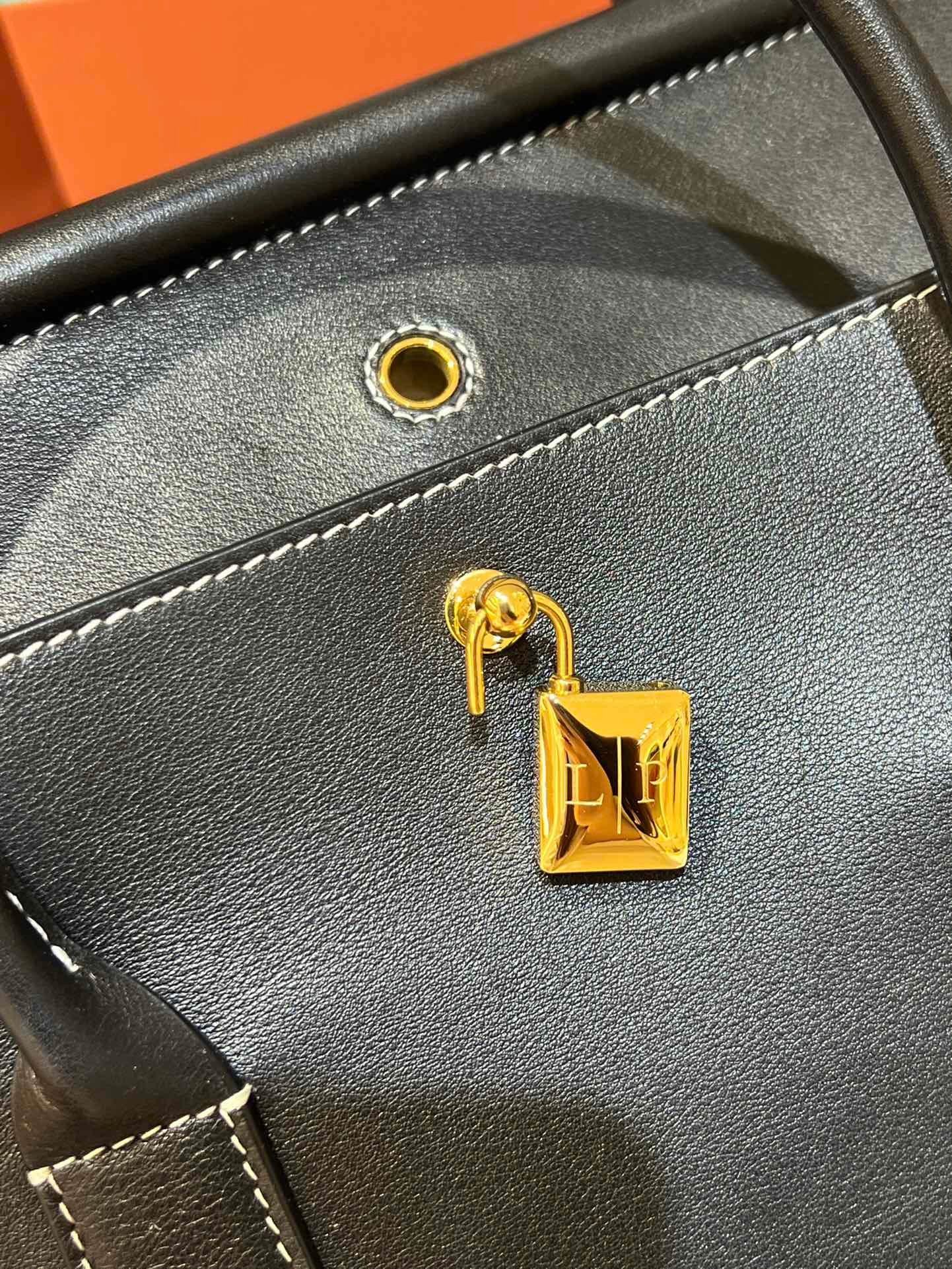 Loro Piana Loom L25 Handbag Grained Leather Designer Top Handle Bag with Crossbody Strap Loro Piana Loom L25 Handbag Grained Leather Designer Top Handle Bag with Crossbody Strap