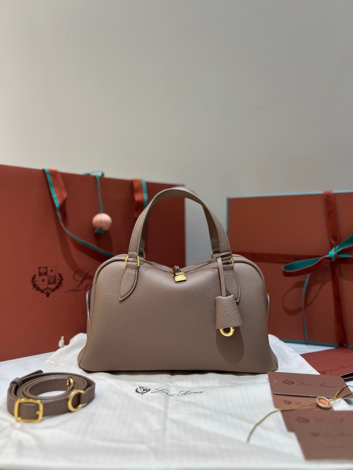 Loro Piana Needle Small Bag 5 Colors 31cm Premium Leather Handbag with Adjustable Strap and Internal Pouch Loro Piana Needle Small Bag 5 Colors 31cm Premium Leather Handbag with Adjustable Strap and Internal Pouch