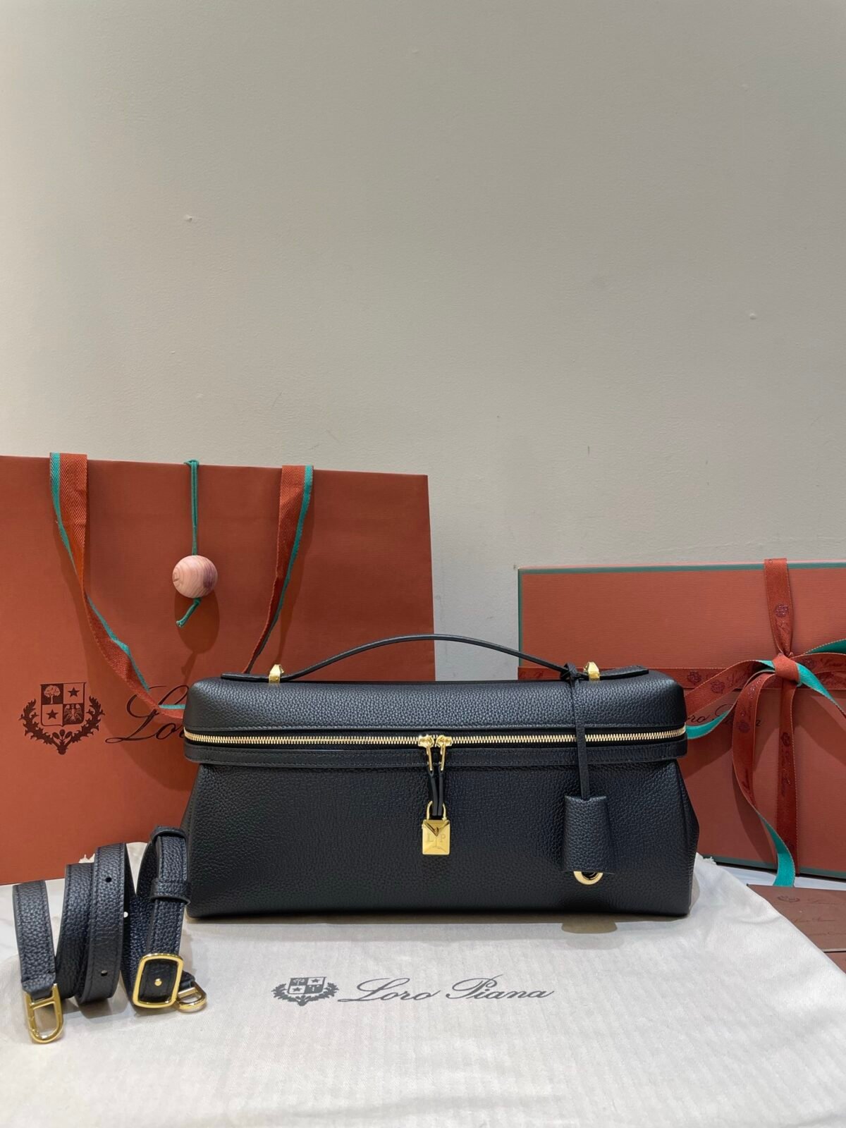 Loro Piana Extra Softy L33 Bag Quiet Luxury Fine-Grained Leather Handbag with Crossbody Strap
