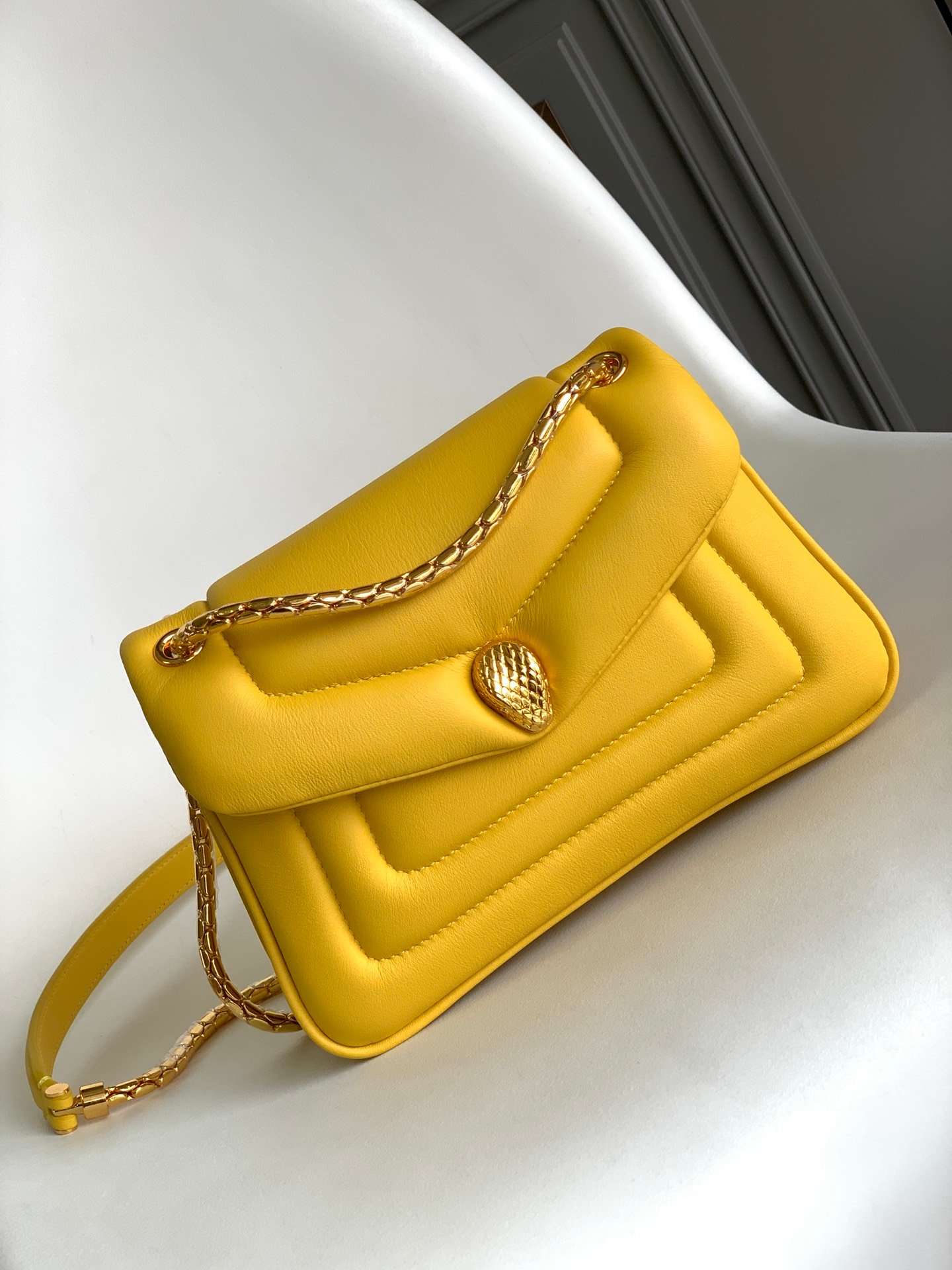 BVLGARI Serpenti Reverse Small Shoulder Bag 22.5cm Quilted Metropolitan Calf Leather Crossbody Chain Bag with Magnetic Snakehead Closure BVLGARI Serpenti Reverse Small Shoulder Bag 22.5cm Quilted Metropolitan Calf Leather Crossbody Chain Bag with Magnetic Snakehead Closure