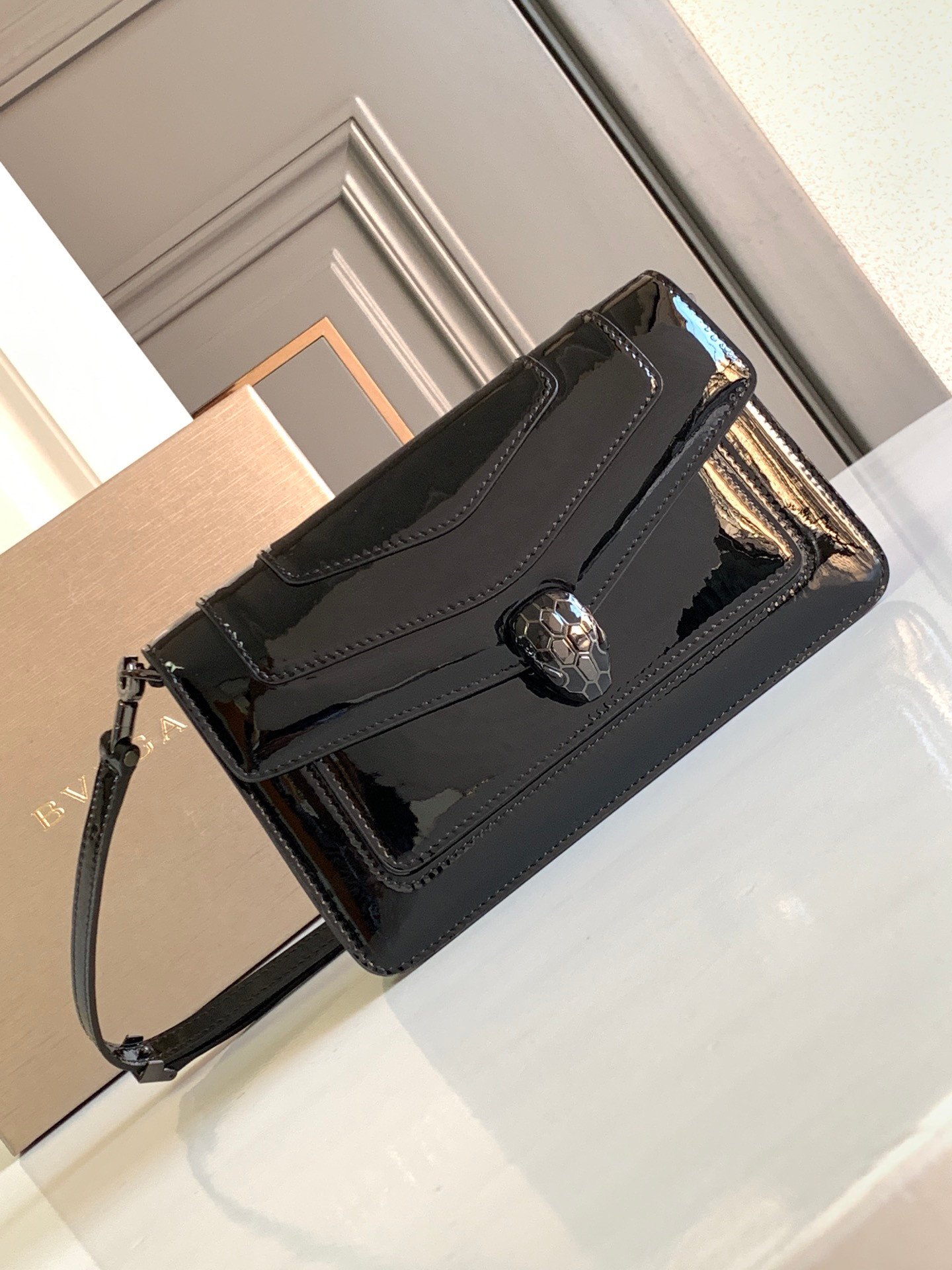 BVLGARI Serpenti Forever East-West Small Shoulder Bag 22cm Patent & Metallic Calf Leather Crossbody Handbag with Snakehead Closure BVLGARI Serpenti Forever East-West Small Shoulder Bag 22cm Patent & Metallic Calf Leather Crossbody Handbag with Snakehead Closure