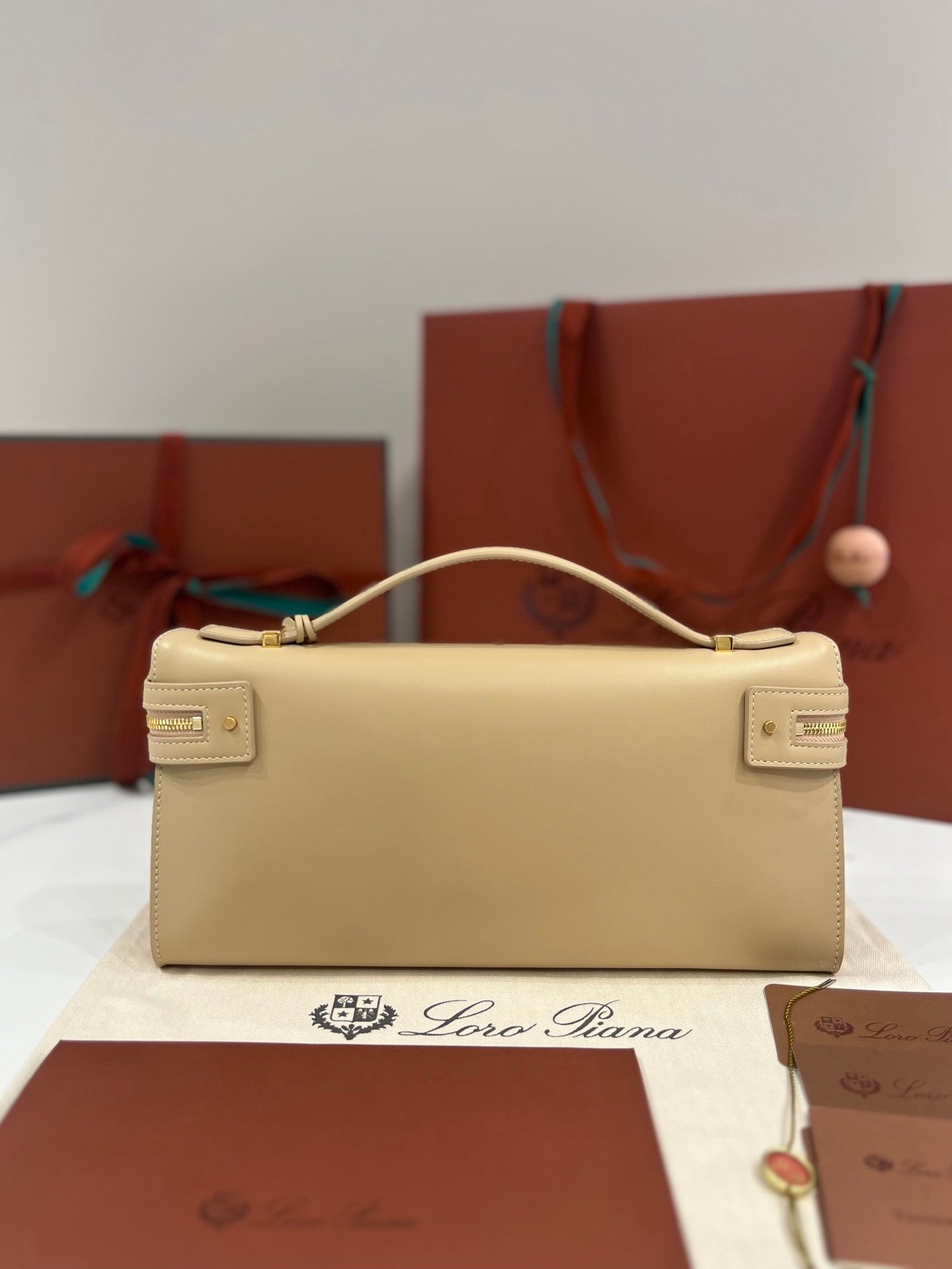 Loro Piana Extra L29 Clutch Bag 29cm Saddle Leather Elegant Handmade Designer Leather Handheld Purse with Signature Gold Padlock