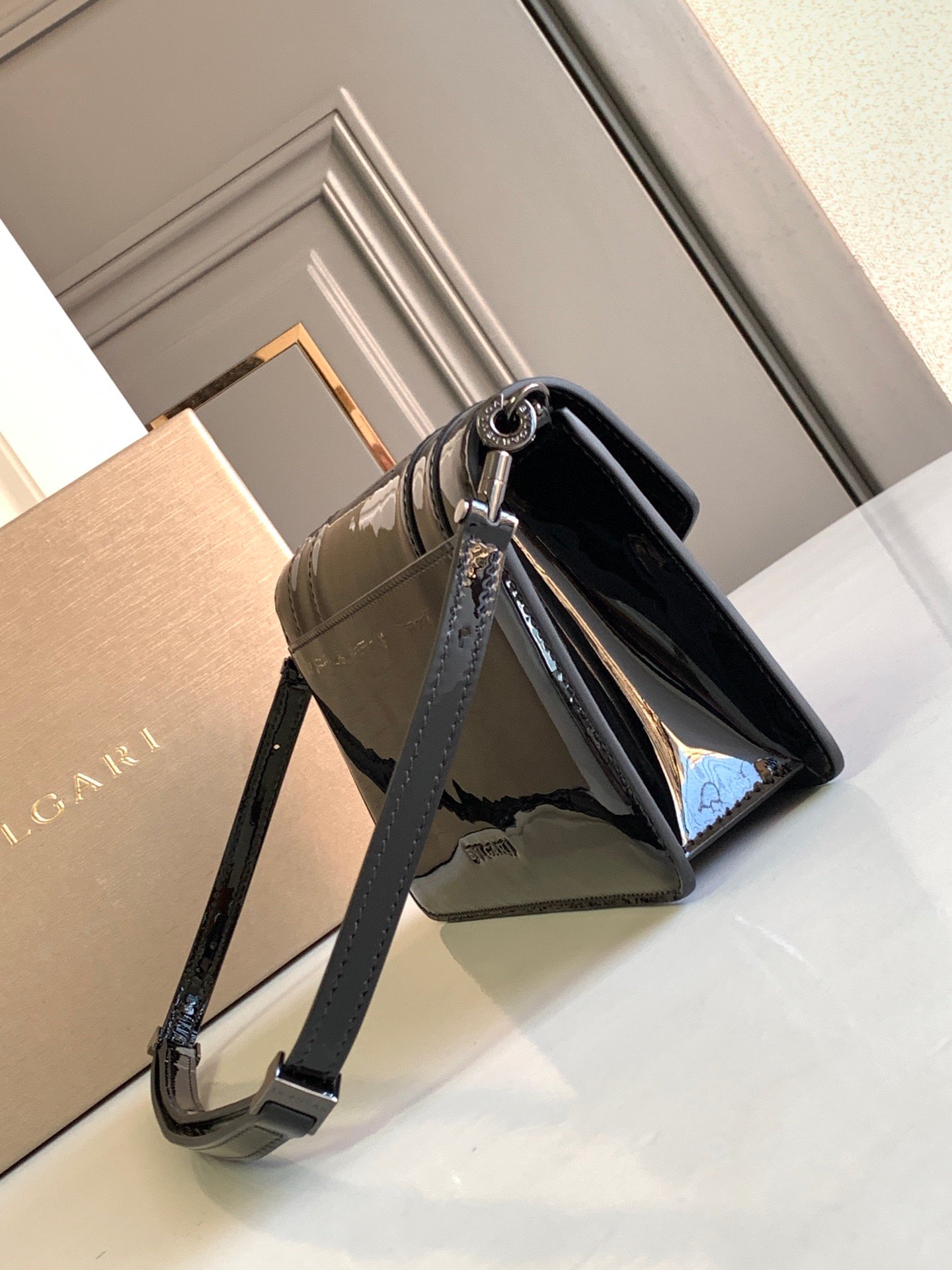 BVLGARI Serpenti Forever East-West Small Shoulder Bag 22cm Patent & Metallic Calf Leather Crossbody Handbag with Snakehead Closure BVLGARI Serpenti Forever East-West Small Shoulder Bag 22cm Patent & Metallic Calf Leather Crossbody Handbag with Snakehead Closure